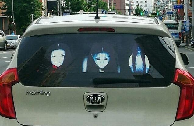 과거 귀신 사진을 부착해 논란이 된 차량. 부산경찰청 제공