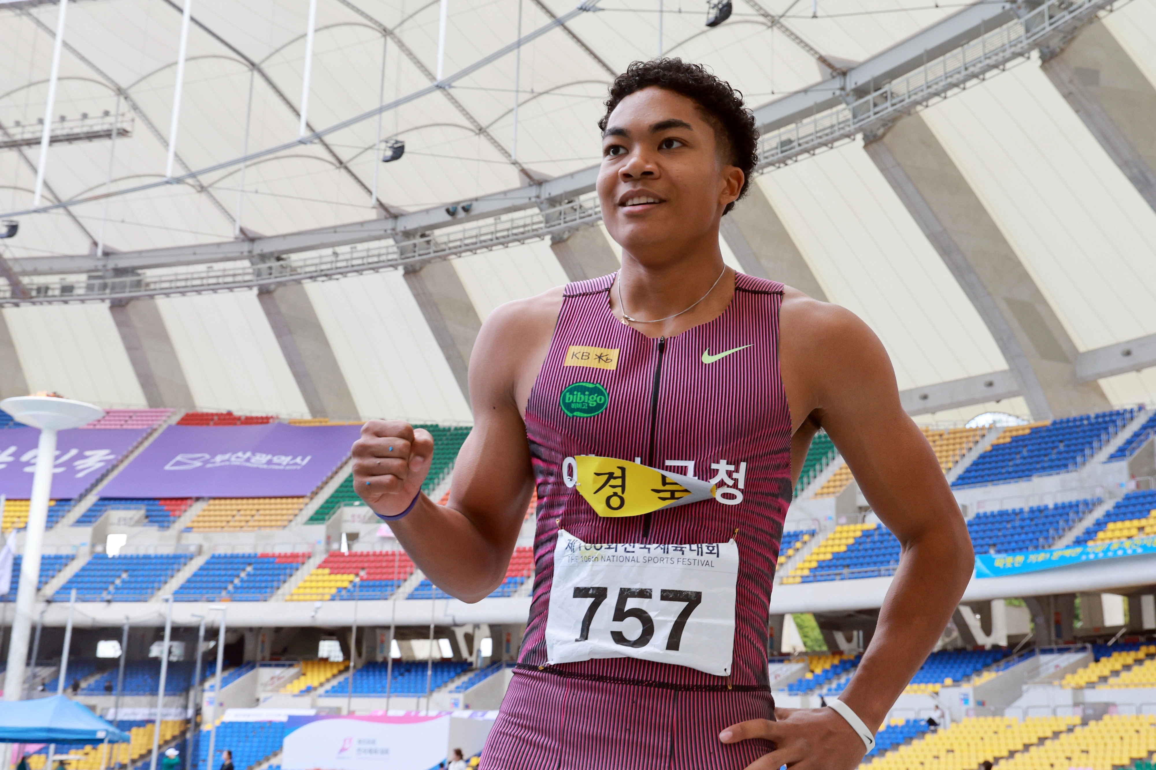 나마디 조엘진, 전국체전 육상 남자 200m 우승  나마디 조엘진, 전국체전 육상 남자 200m 우승
    (부산=연합뉴스) 신현우 기자 = 20일 부산 아시아드주경기장에서 열린 제106회 전국체육대회 육상 남자 200m 결승에서 나마디 조엘진(예천군청)이 1등으로 결승선을 통과한 뒤 기념 촬영하고 있다. 2025.10.20
    nowwego@yna.co.kr
(끝)


<저작권자(c) 연합뉴스, 무단 전재-재배포, AI 학습 및 활용 금지>