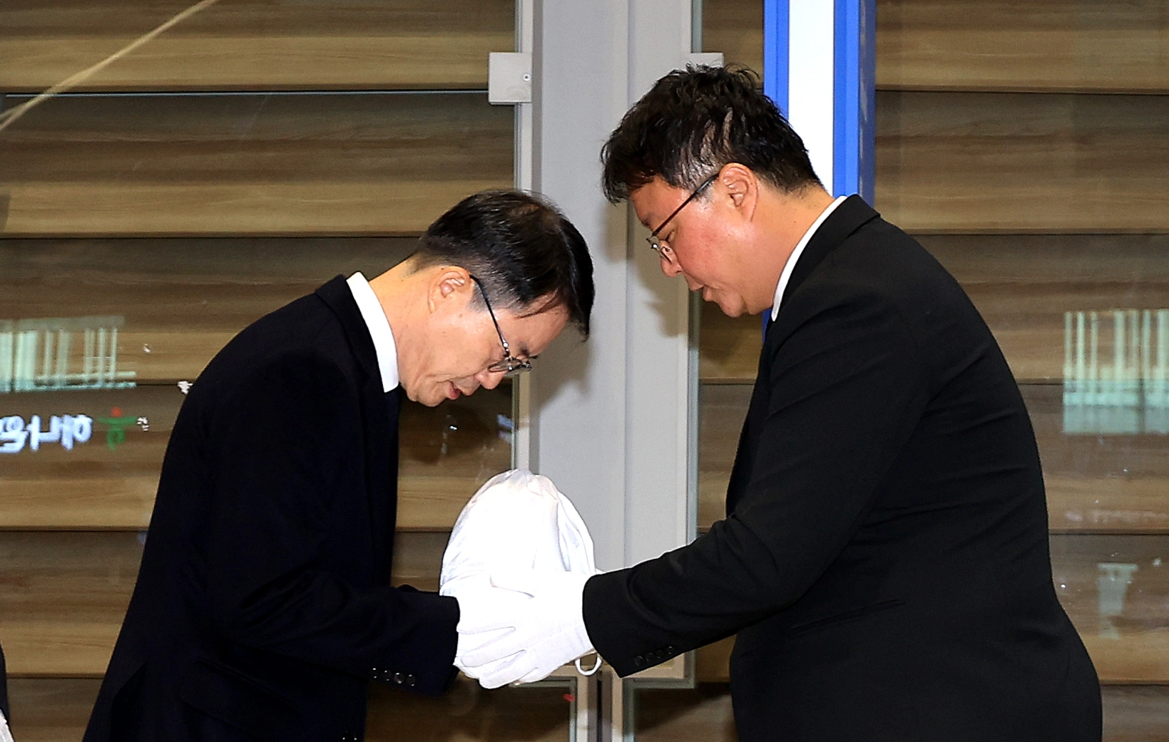 안중만 경북경찰청 형사기동대장이 21일 오전 인천국제공항 제2터미널 입국장에서 지난 8월 캄보디아 보코산 지역 온라인스캠범죄단지에 감금, 고문 끝에 숨진 대학생 박모씨(22)의 유해를 송환받고 있다. 2025.10.21 뉴스1