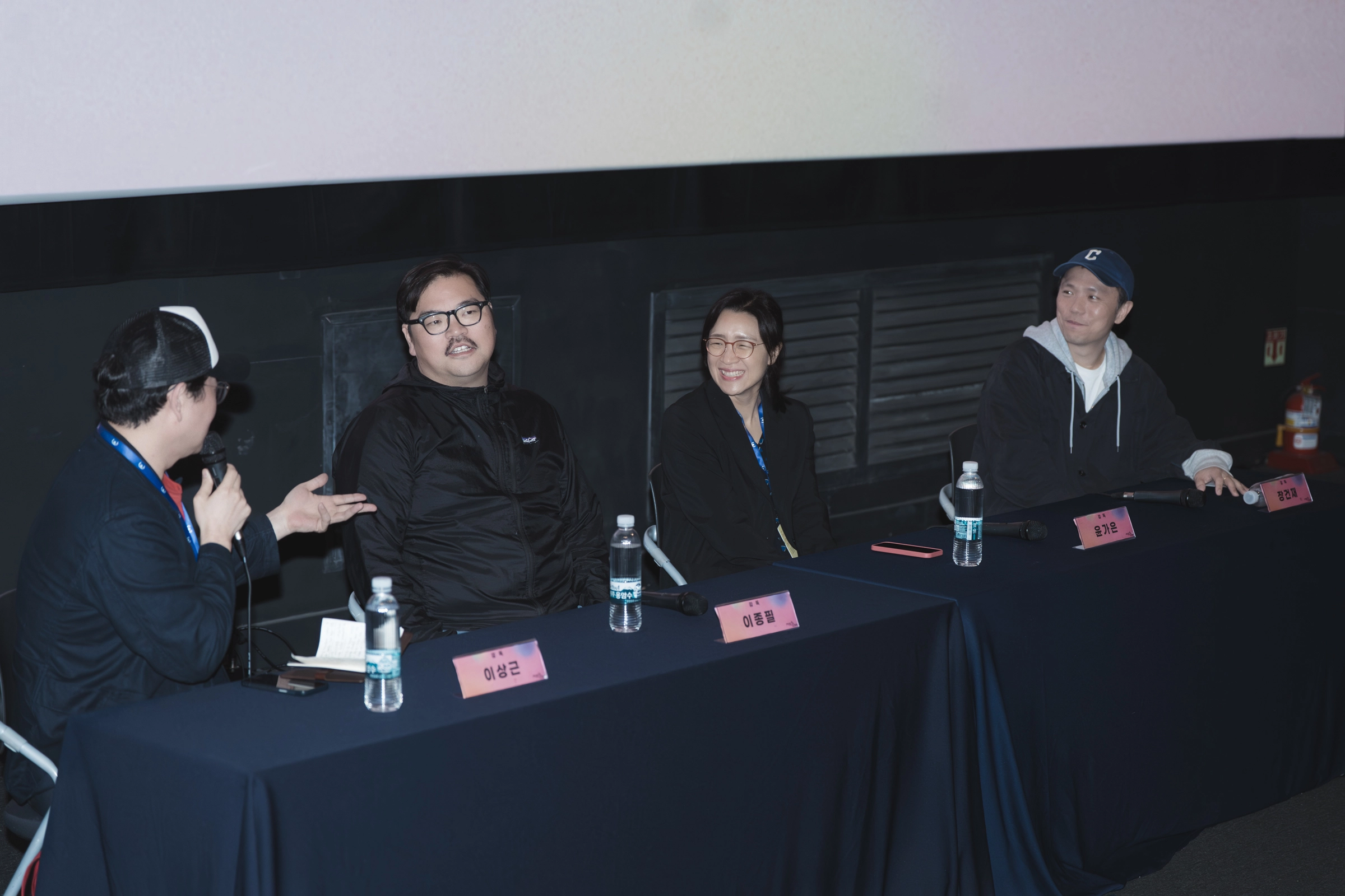 지난 18일 제 21회 미장센영화제에서 ‘극장의 시간들’ 딥포커스 프로그램이 진행되고 있다 . 왼쪽부터 이상근 감독, 이종필 감독, 윤가은 감독, 장건재 감독. 씨네큐브 제공