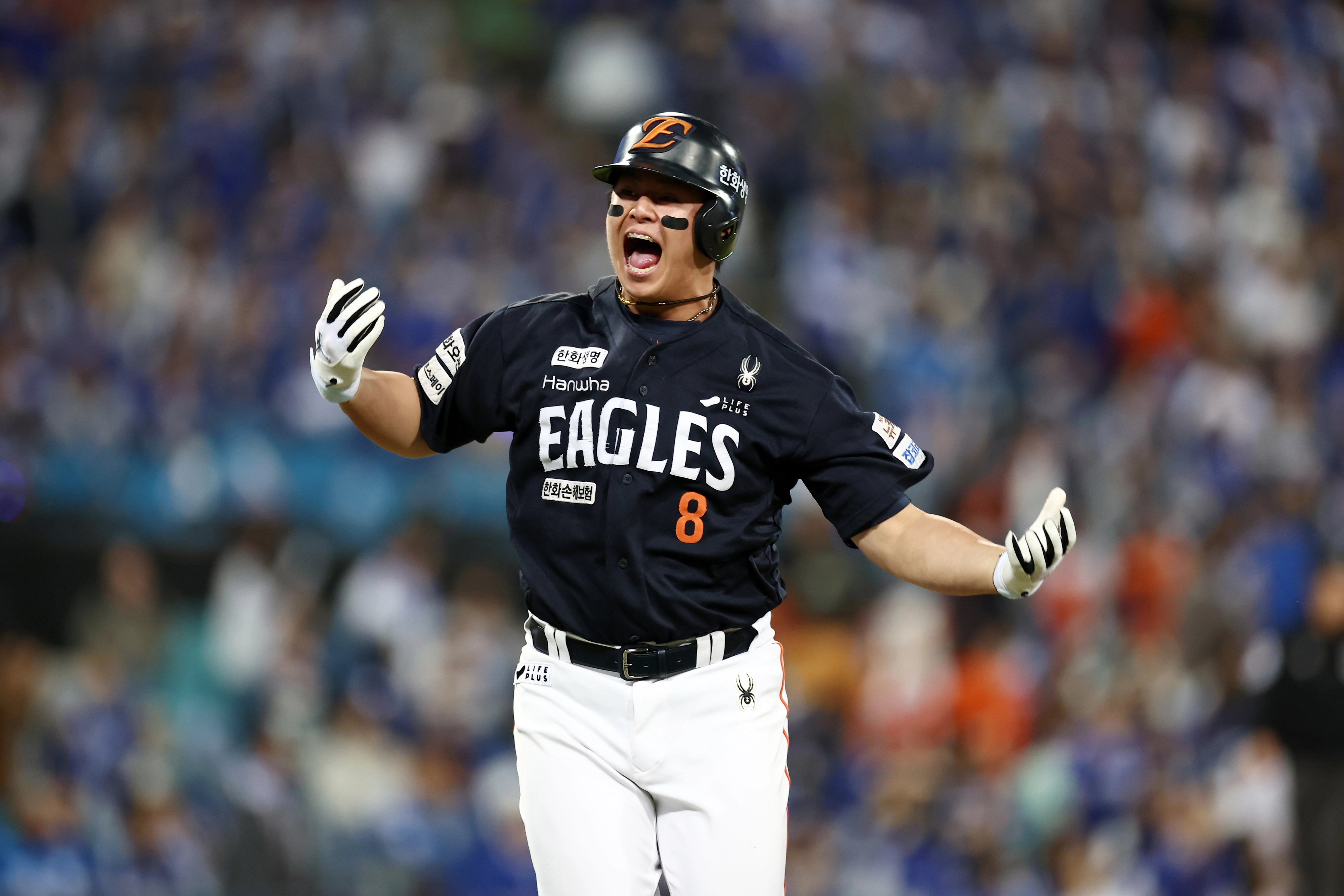 한화 이글스 노시환이 21일 대구 삼성라이온즈파크에서 열린 2025 프로야구 플레이오프 3차전 삼성 라이온즈와의 원정 경기에서 2점 홈런을 친 뒤 기뻐하고 있다. 2025.10.21 대구 연합뉴스