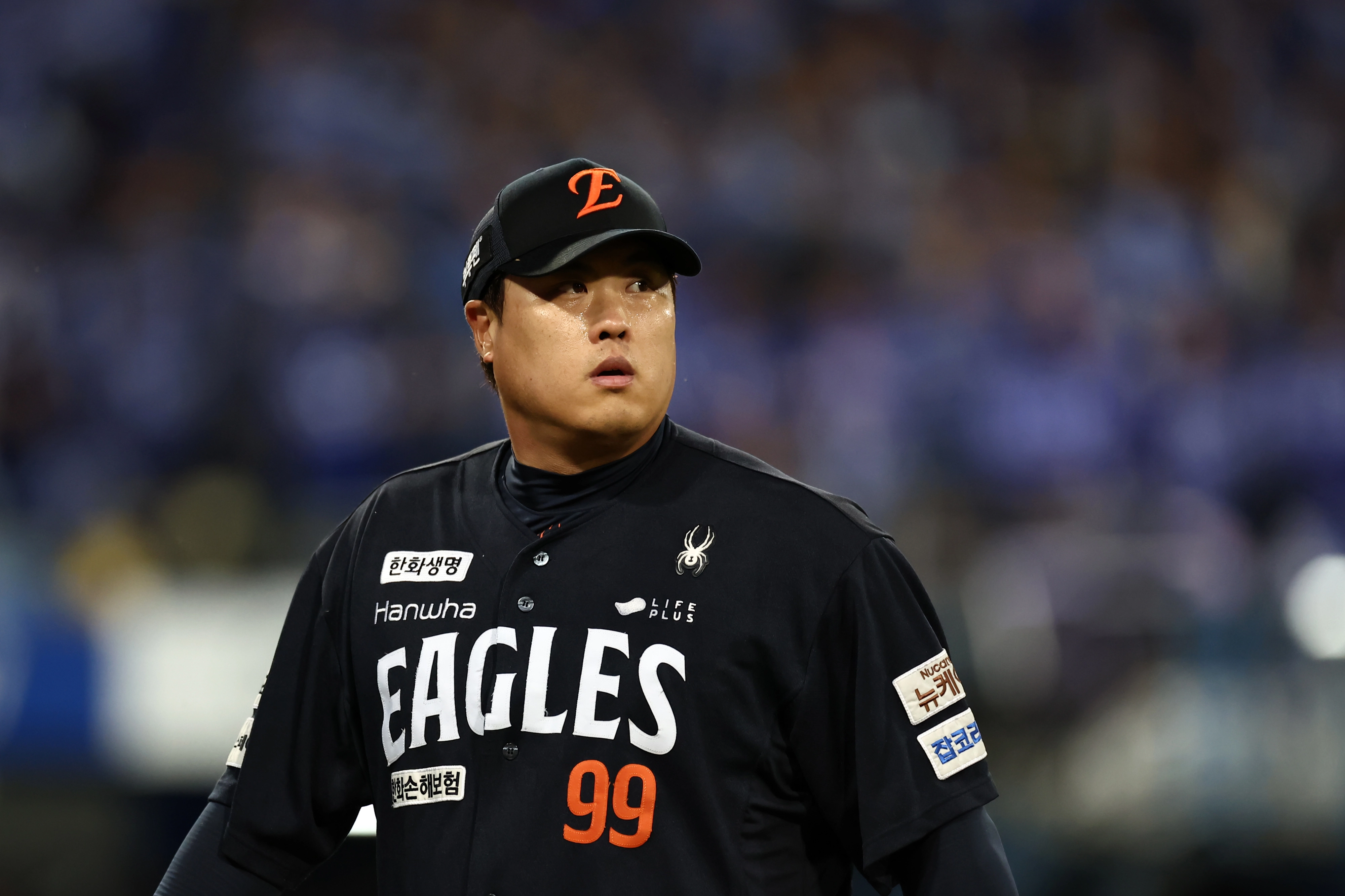 한화 이글스 류현진이 21일 대구 삼성라이온즈파크에서 열린 2025 KBO 플레이오프(PO·5전3승제) 3차전 삼성 라이온즈와의 원정 경기에서 실점한 뒤 아쉬운 표정을 짓고 있다. 대구 연합뉴스