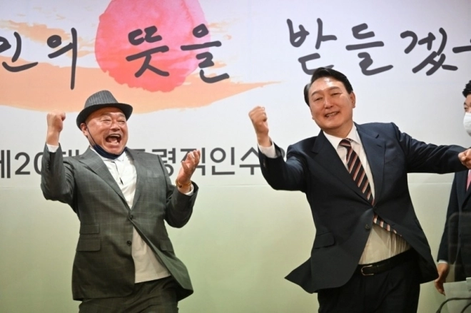 2022년 4월 8일 대통령 당선인 신분이던 윤석열 대통령과 가수 김흥국이 함께 ‘어퍼컷 세리머니’를 하는 모습. 김흥국 제공