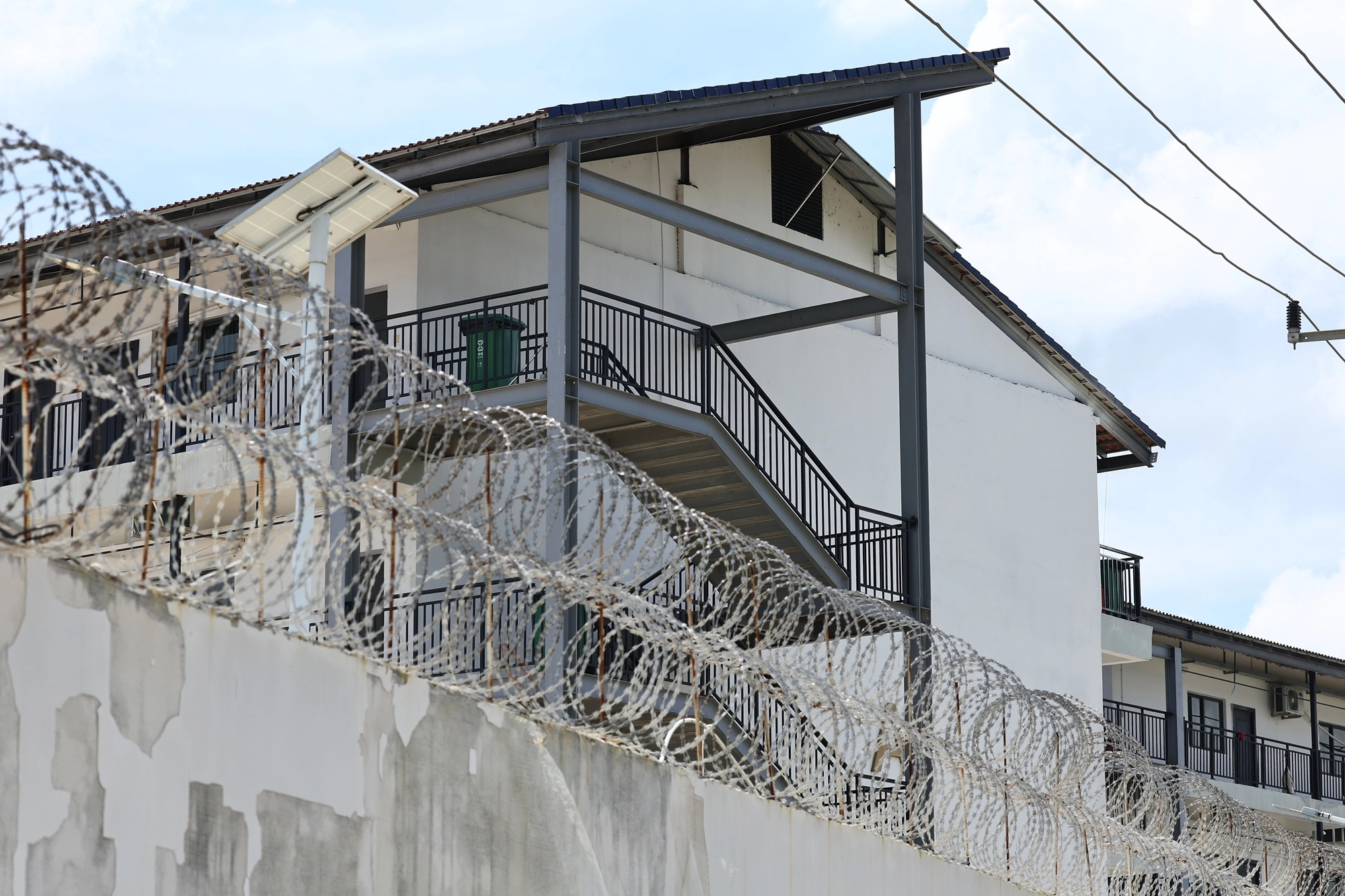 높은 외벽과 철조망으로 둘러싸인 태자단지  캄보디아에서 한국인 납치ㆍ감금이 잇따라 발생하며 정부가 대응에 나선 가운데 16일(현지시간) 캄보디아 프놈펜 인근 범죄단지로 알려진 태자단지 외벽에 철조망이 깔려있다. 2025.10.16 연합뉴스