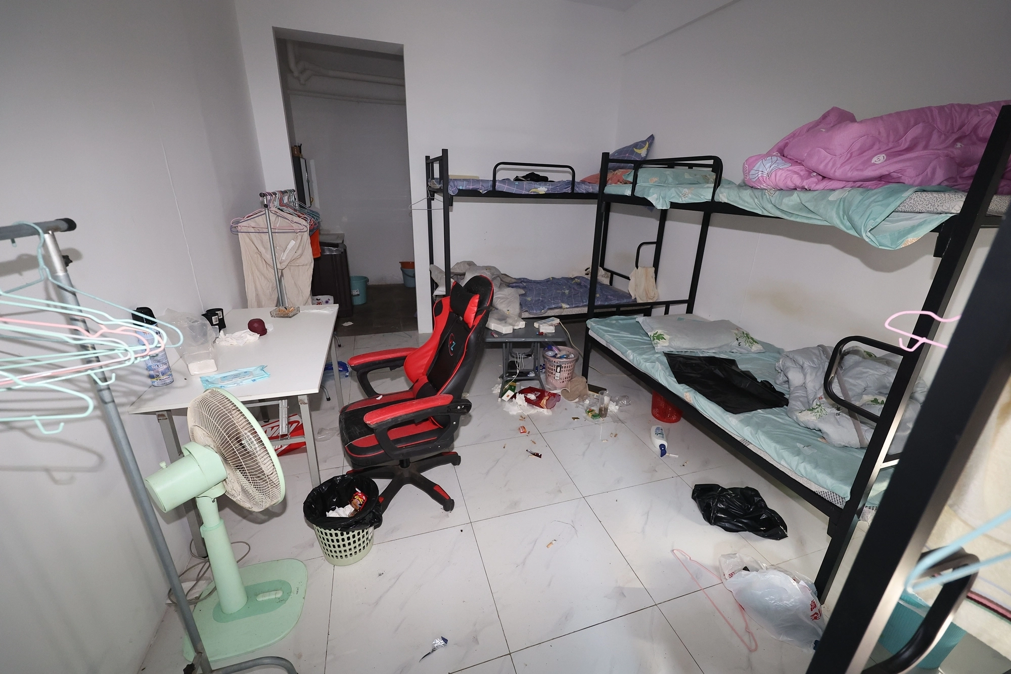 생활 흔적 남아있는 캄보디아 범죄단지  16일(현지시간) 캄보디아 프놈펜 인근 범죄단지인 태자단지 내부에 생활흔적이 남아있다. 2025.10.16  연합뉴스