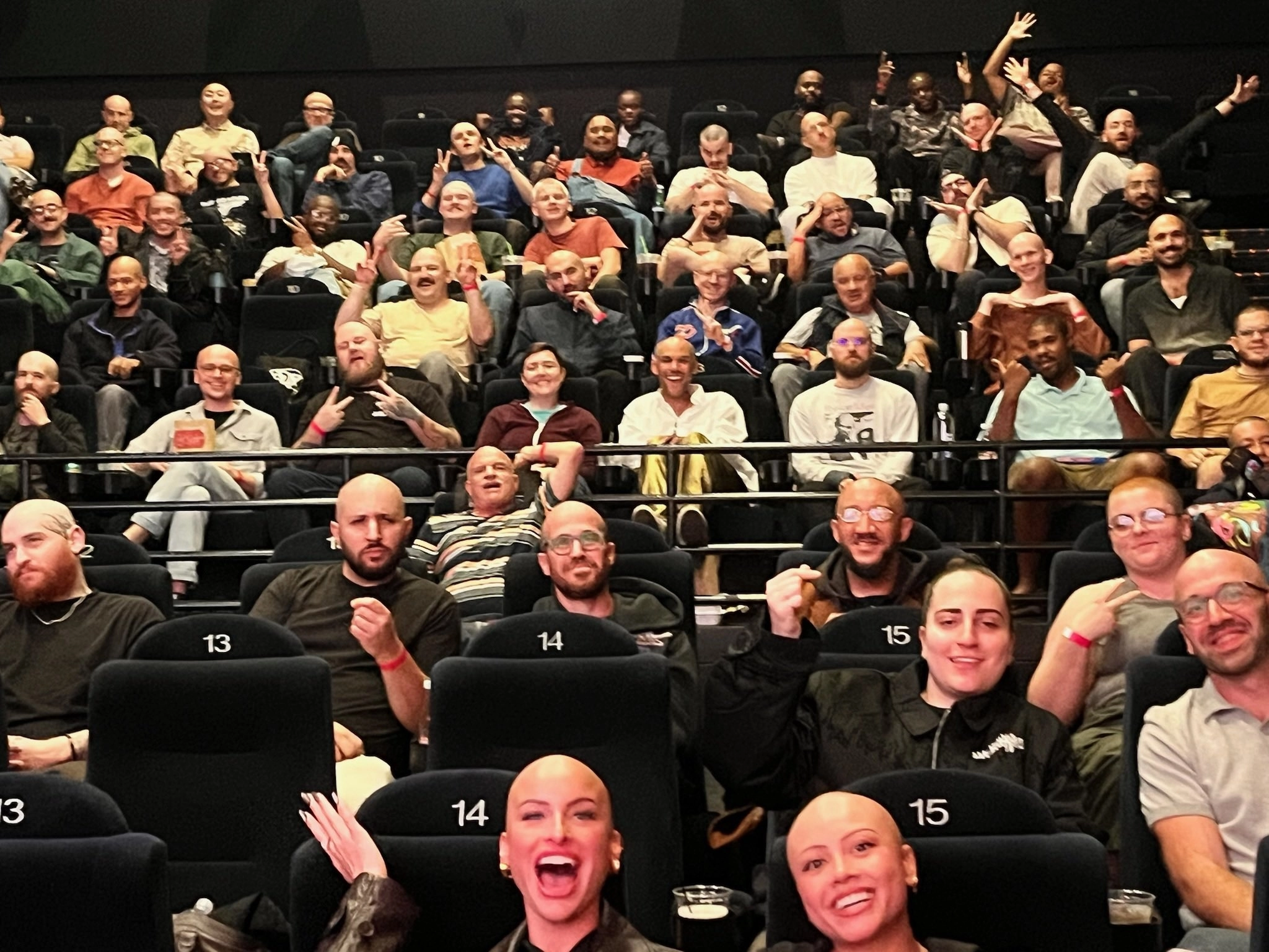 20일(현지시간) 미국 캘리포니아주 로스앤젤레스의 한 극장에서 영화 ‘부고니아’의 시사회가 열렸다. 배급사 측은 ‘대머리만 입장 가능하다’는 조건을 내걸었고, 대머리가 아닌 관객들은 극장 로비에 마련된 간이 미용실에서 삭발을 한 뒤 상영관으로 향했다. 자료 : 포커스 픽처스