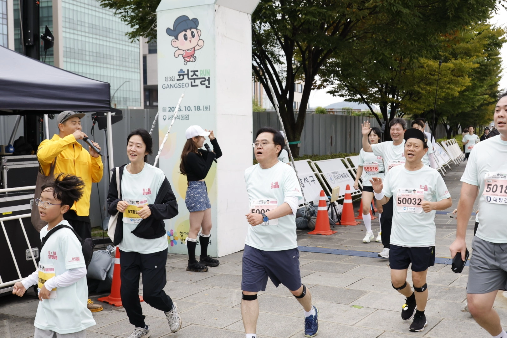 서울 강서구 ‘허준런’  진교훈(가운데) 서울 강서구청장이 지난 18일 서울식물원 인근에서 열린 ‘제3회 허준런’에 참가해 주민들과 함께 달리고 있다. 
강서구 제공
