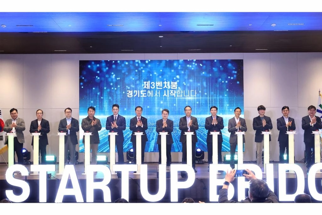 22일 판교+20 경기스타트업브릿지 개소식에서 김동연 경기도지사와 주요 내빈들이 세레머니 후 기념 촬영을 하고 있다. (경기도 제공)