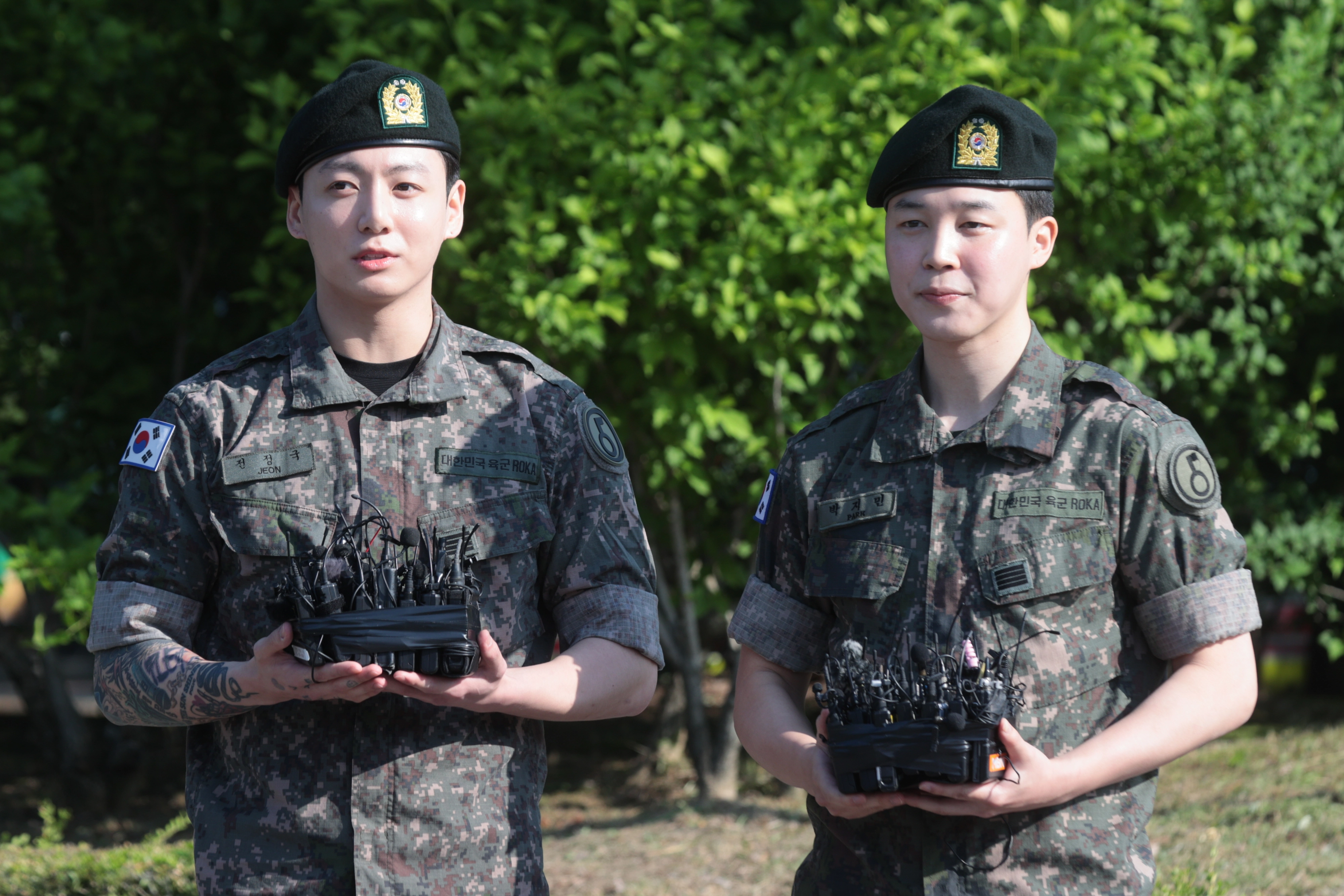 전역 소감 말하는 BTS 지민·정국  육군 현역 복무를 마치고 만기 전역한 그룹 방탄소년단(BTS)의 지민과 정국이 11일 경기도 연천군 연천공설운동장에서 군복무를 마친 소감을 말하고 있다. 2025.6.11 연합뉴스