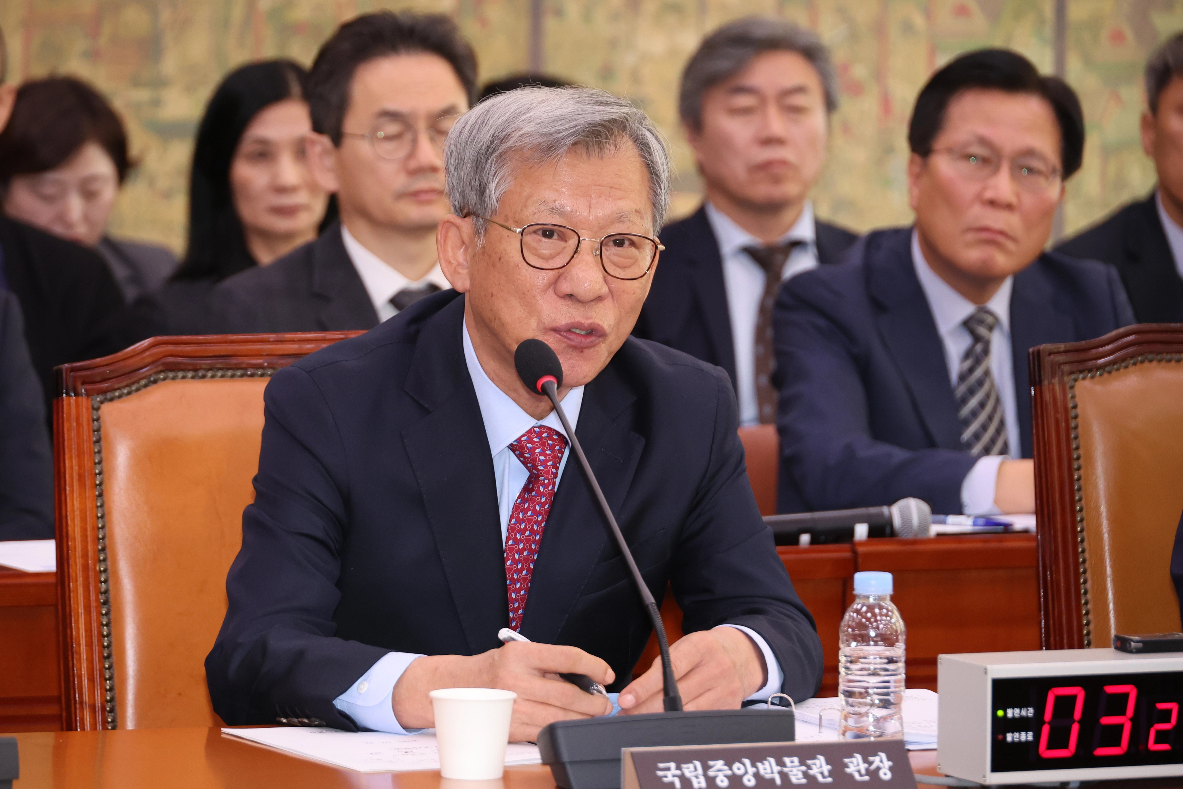 답변하는 유홍준 국립중앙박물관장  유홍준 국립중앙박물관장이 22일 서울 여의도 국회에서 열린 문화체육관광위원회의 국립중앙박물관, 국립현대미술관 등에 대한 국정감사에서 위원 질의에 답하고 있다. 
연합뉴스