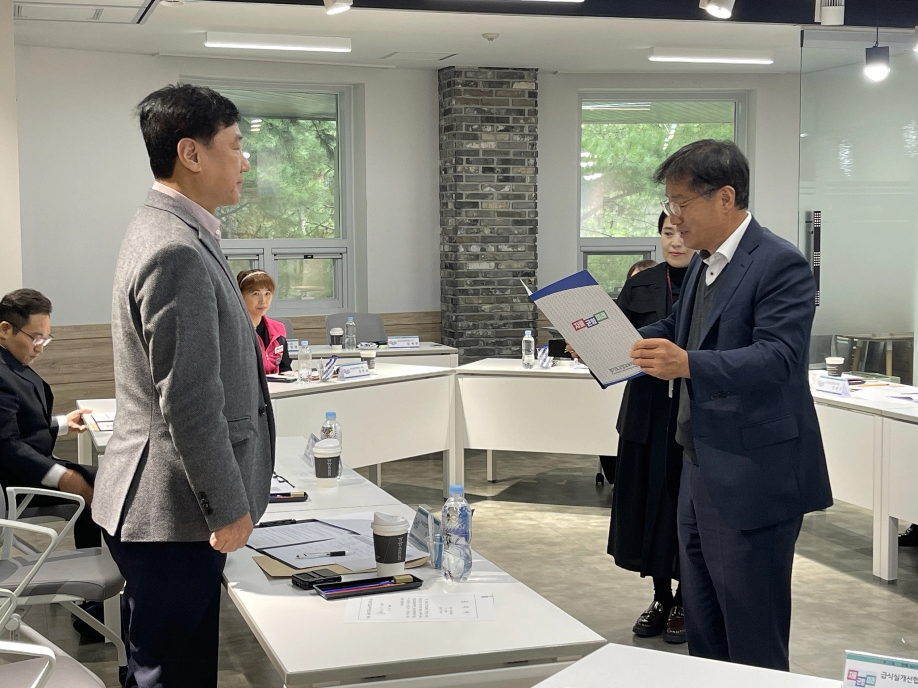 이택수 의원이 급식실 개선 협의회 위원 위촉장을 받고 있다. (사진=경기도의회)