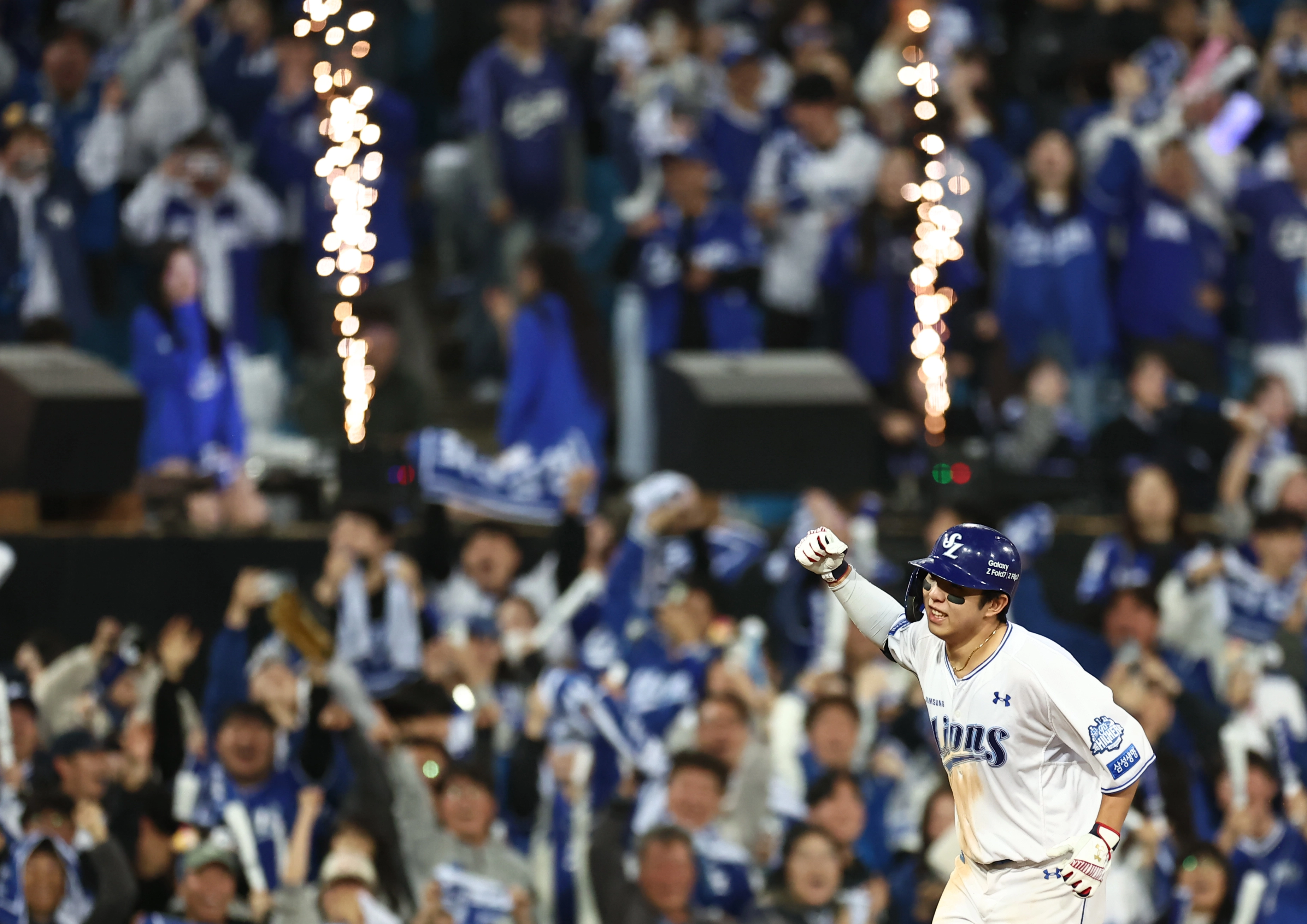 김영웅, 역전 3점 홈런  22일 대구삼성라이온즈파크에서 열린 2025 KBO 포스트시즌 플레이오프 한화 이글스 대 삼성 라이온즈 4차전. 7회 말 1사 1,2루 때 삼성 김영웅이 3점 홈런을 친 후 그라운드를 달리고 있다. 2025.10.22 대구 연합뉴스