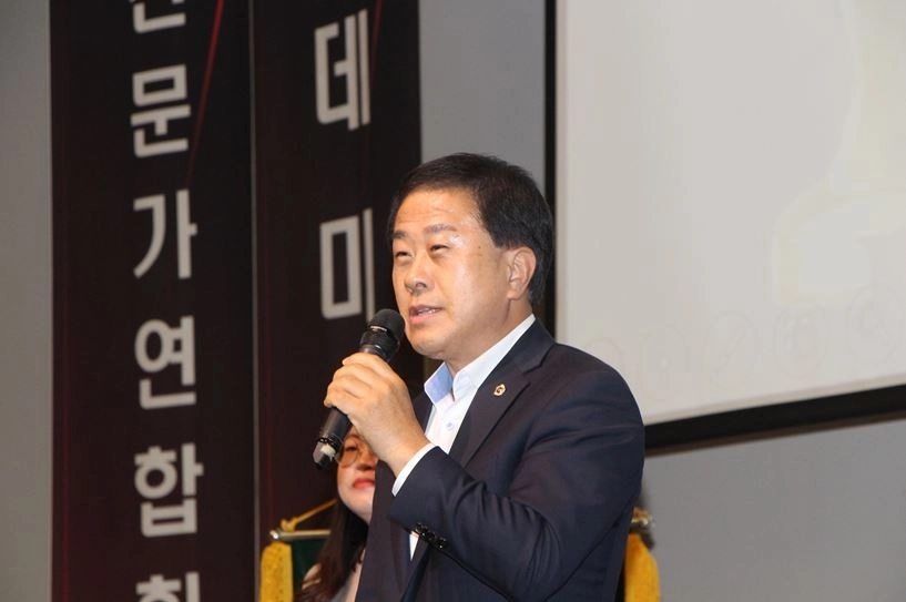 지난 19일 인천 송도컨벤시아 2층 프리미어 볼륨홀에서 열린 ‘제22회 국제바디아트콘테스트’에 참석한 김용호 의원이 축사하고 있다.