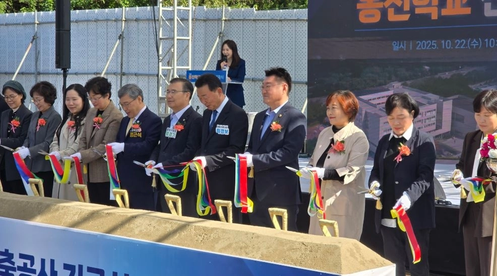 지난 22일 열린 ‘(가칭)동진학교 신축공사 기공식’에서 박상혁 위원장이 테이프 커팅을 하고 있다.