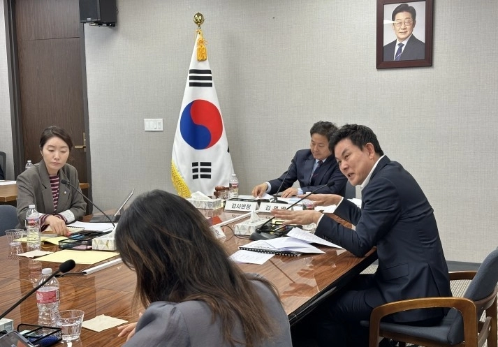 LA 총영사관 국감에서 질의하는 김태호 의원  22일(현지시간) 미국 주로스앤젤레스(LA)총영사관에서 열린 국회 외교통일위원회의 LA총영사관과 샌프란시스코총영사관 국정감사에서 국민의힘 김태호 의원이 질의하고 있다.  2025.10.23 연합뉴스