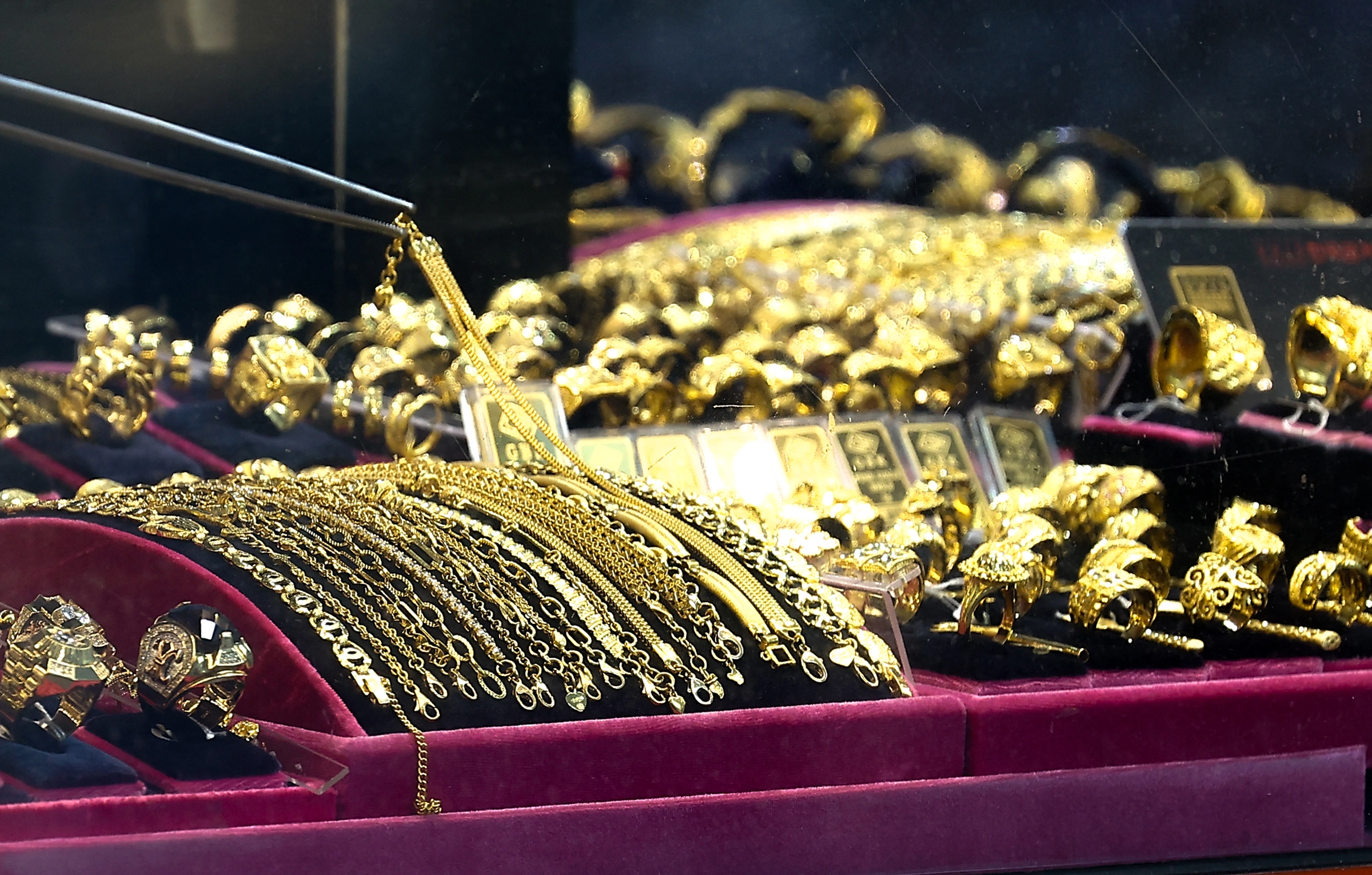 오르는 금값  서울 시내 한 금은방에 금제품이 진열돼 있다. 기사와 직접 관련 없음. 2025.10.9 연합뉴스