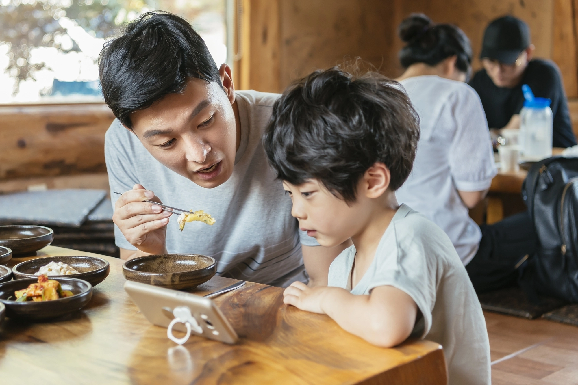자녀 스마트폰 사용 문제. 아이클릭아트