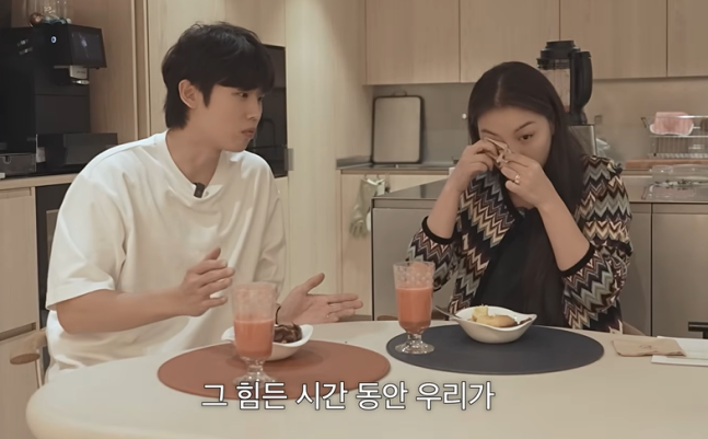 가수 에일리가 결혼 후 2세 준비 중인 근황을 알린 가운데, 자연임신에 대한 고충을 토로하며 눈물을 흘렸다. 에일리 유튜브 캡처