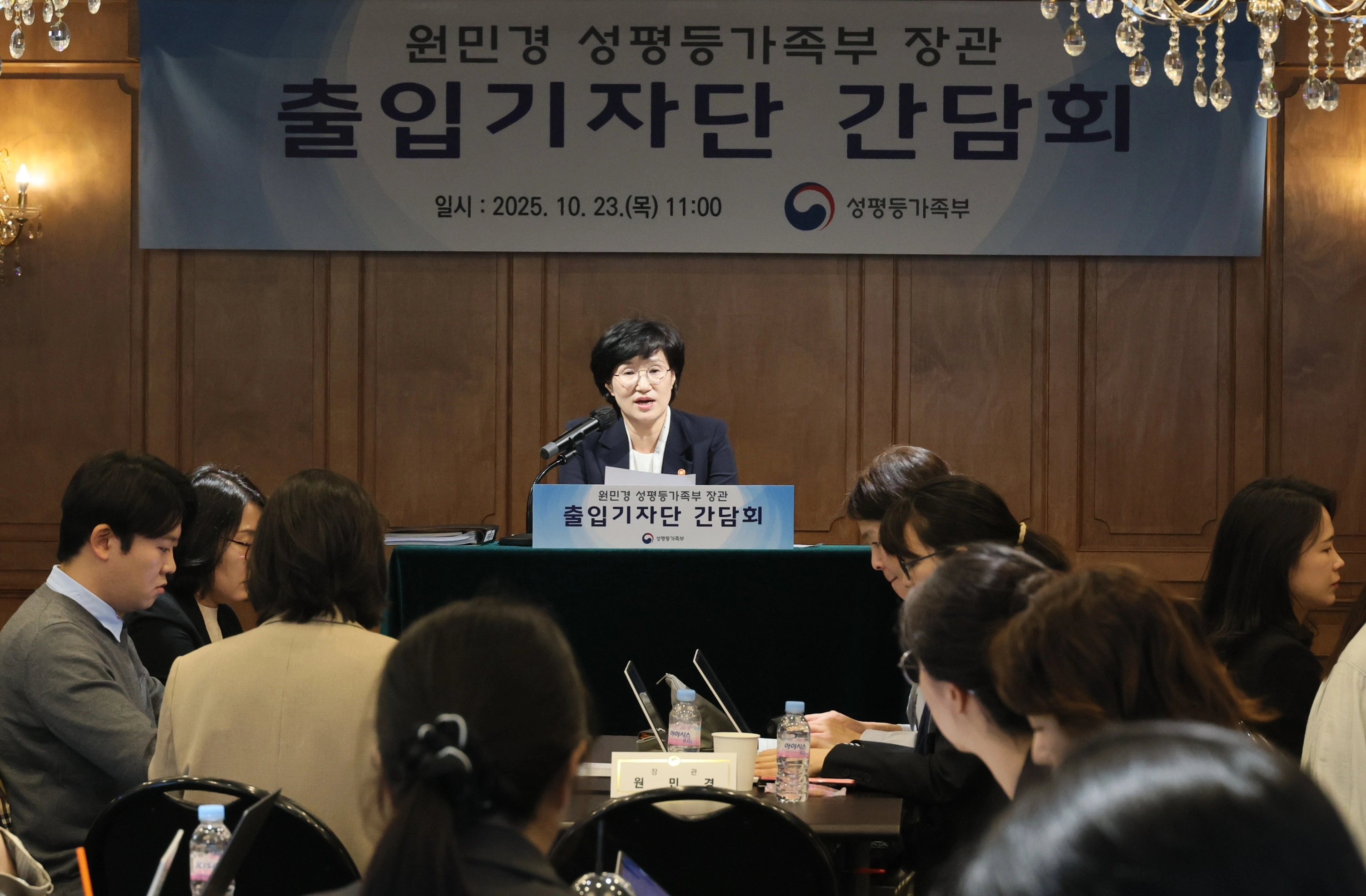 원민경 성평등가족부 장관 출입기자단 간담회 
    (서울=연합뉴스) 원민경 성평등가족부 장관이 23일 서울 종로구에서 열린 출입기자단 간담회에서 질문에 답하고 있다. 2025.10.23 [성평등가족부 제공. 재판매 및 DB 금지]
    photo@yna.co.kr