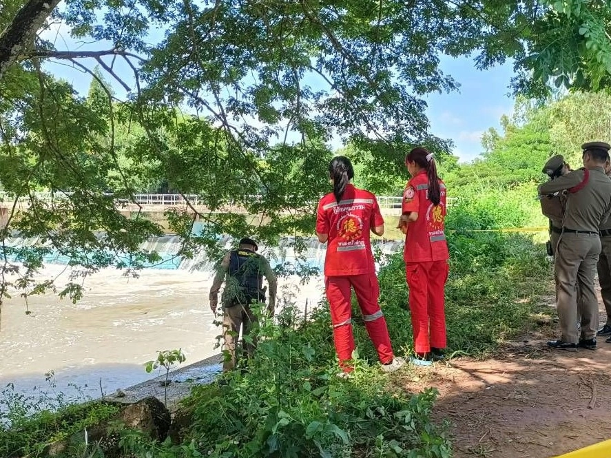 지난 18일(현지시간) 태국 농부아람푸주 무앙 지역에서 낚시하던 40대 남성이 전자담배 배터리 폭발로 숨지는 사고가 발생했다. 사진은 사고 현장을 살펴보는 현지 경찰과 구급대의 모습. 태국 농부아람푸시 경찰서 제공