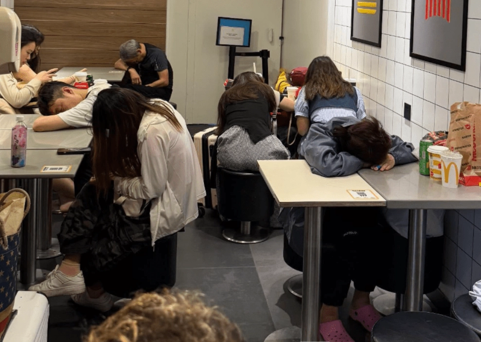 중국 젊은 세대 사이에서 새로운 여행법이 떠오르고 있다. 이들은 호텔 숙박비를 아끼기 위해 24시간 운영되는 패스트푸드점에서 잠을 청하는 등 극도의 효율성과 저비용을 추구하고 있다. 스레드(Threads)