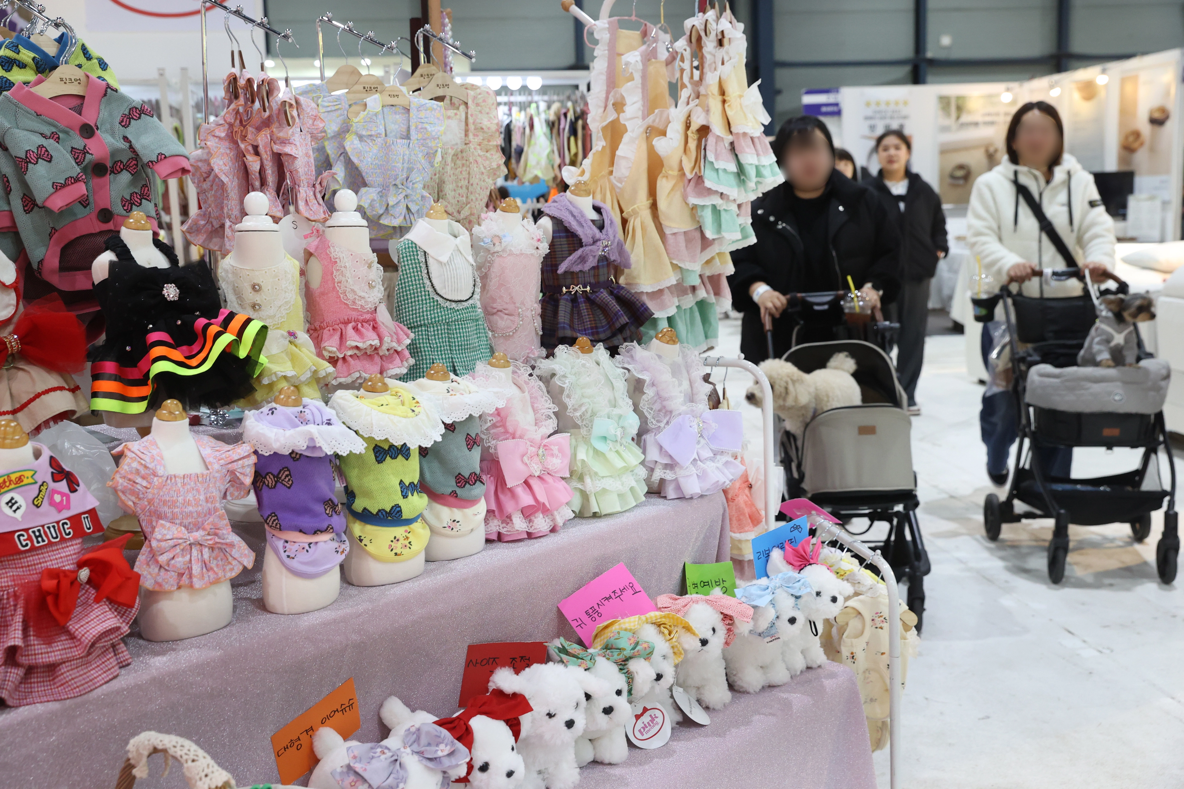 반려동물 산업 박람회 ‘케이펫페어’  서울 강남구 SETEC에서 열린 반려동물 산업 박람회 ‘2025 케이펫페어’에서 참관객이 전시품을 둘러보고 있다. 2025.3.16