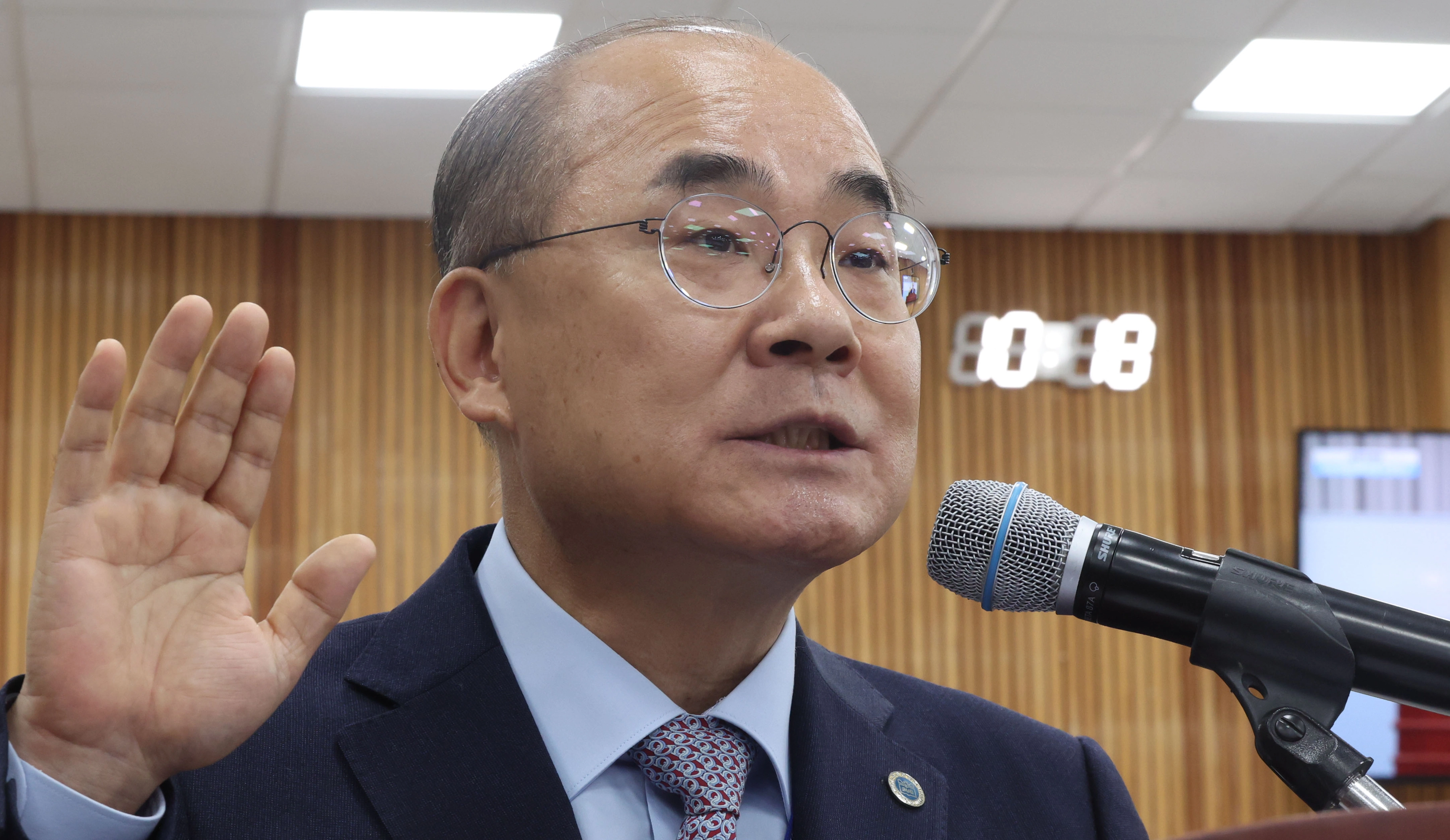 지각 국감  부산대학교 최재원 총장이 23일 경남 창원시 경남도교육청 2층 강당에서 열린 국회 교육위원회의 부산대·부산대병원·부산대치과병원·경상국립대·경상국립대병원 국정감사에서 선서하고 있다.  이날 오전 10시에 열릴 예정이던 국감은 오전 10시 15분에 시작됐다. 최 총장 뒤 전자시계가 오전 10시 18분을 가리키고 있다. 2025.10.23 연합뉴스