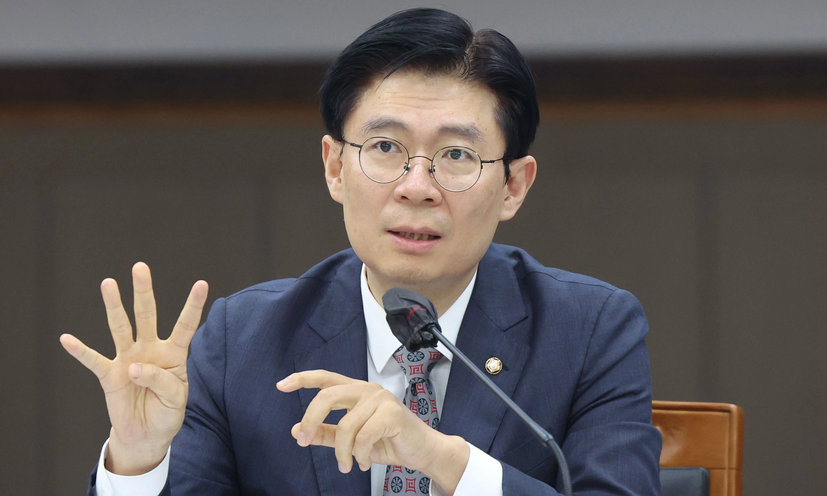 조정훈 의원 국감 질의  국민의힘 조정훈 의원이 23일 경남 창원시 경남도교육청 2층 강당에서 열린 국회 교육위원회의 부산대·부산대병원·부산대치과병원·경상국립대·경상국립대병원 국정감사에서 질의하고 있다. 2025.10.23 연합뉴스
