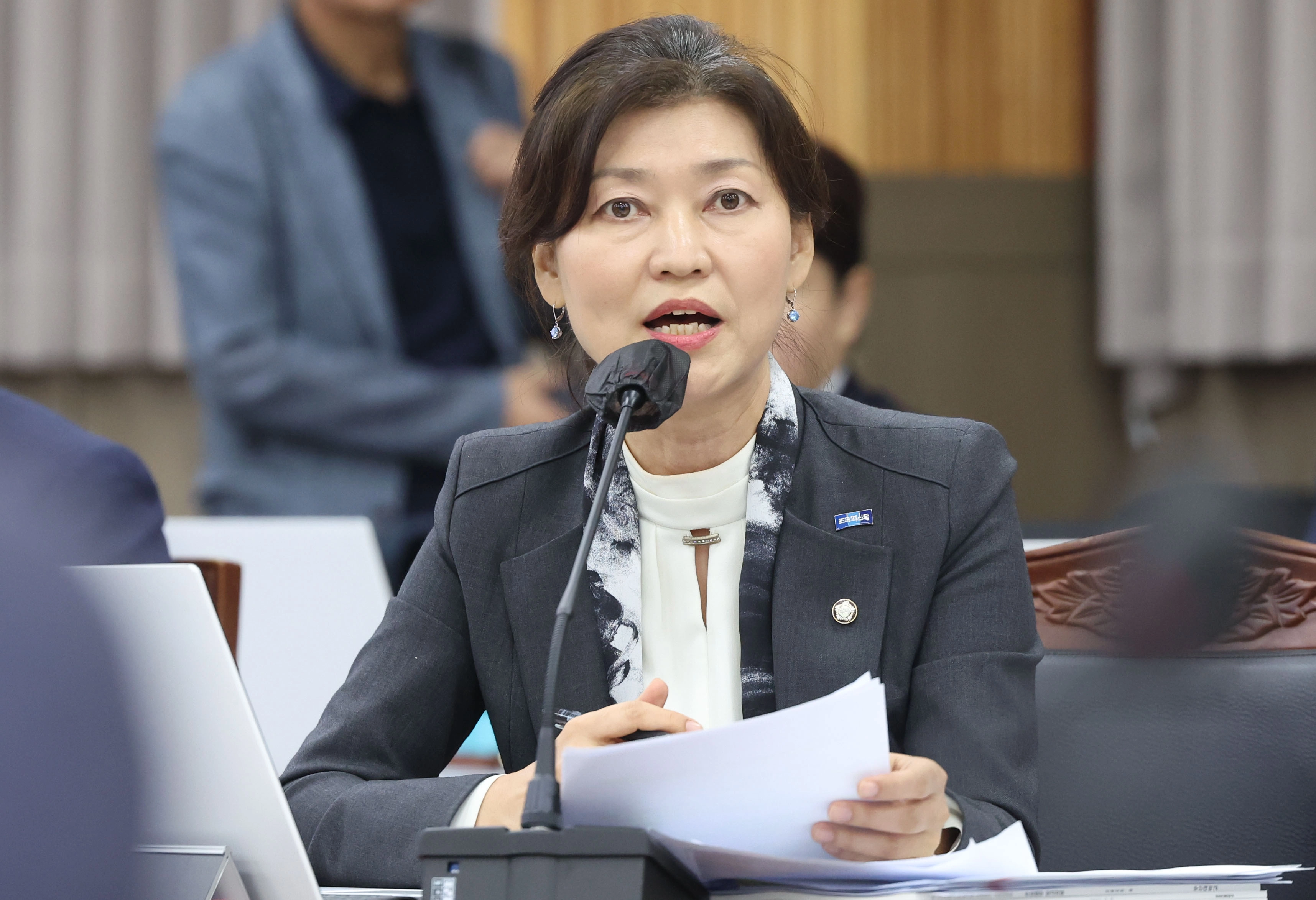 강경숙 의원 국감 질의  조국혁신당 강경숙 의원이 23일 경남 창원시 경남도교육청 2층 강당에서 열린 국회 교육위원회의 부산대·부산대병원·부산대치과병원·경상국립대·경상국립대병원 국정감사에서 질의하고 있다. 2025.10.23 연합뉴스