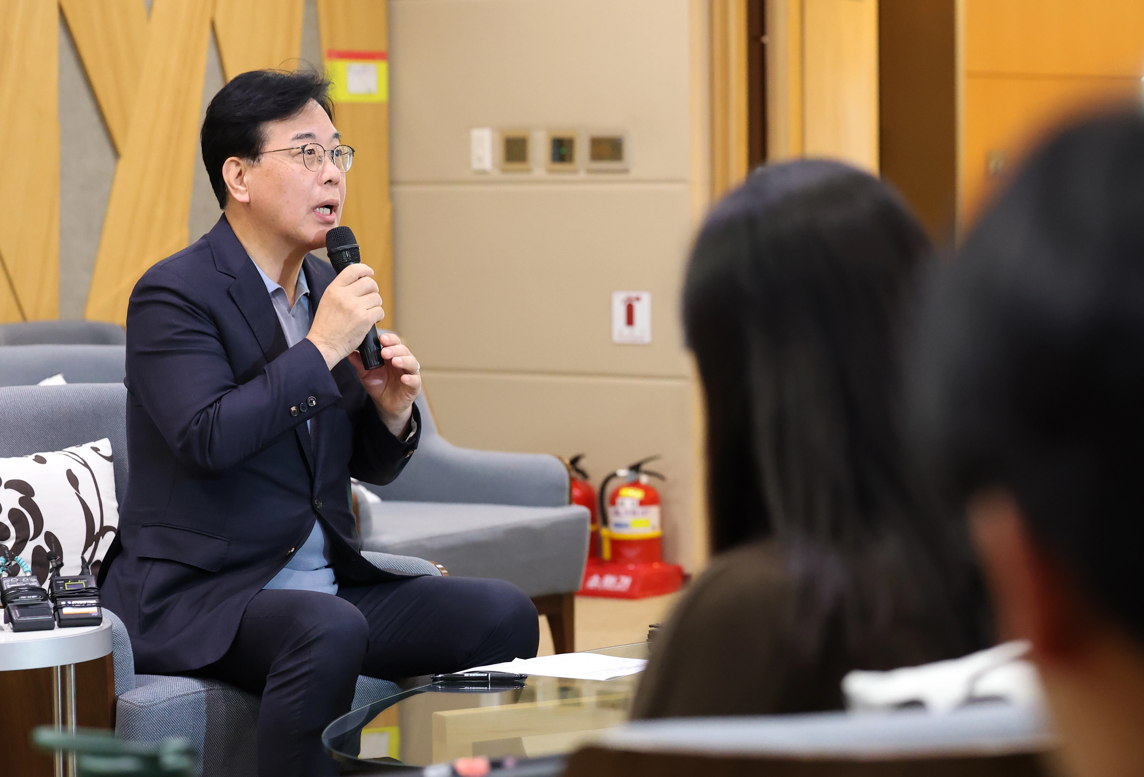 캄보디아 납치·감금 사태 관련 현장 국정감사를 마치고 돌아온 송언석 국민의힘 원내대표가 23일 오전 인천국제공항 제1터미널에서 열린 캄보디아 사태 관련 기자간담회에서 발언하고 있다. 뉴스1