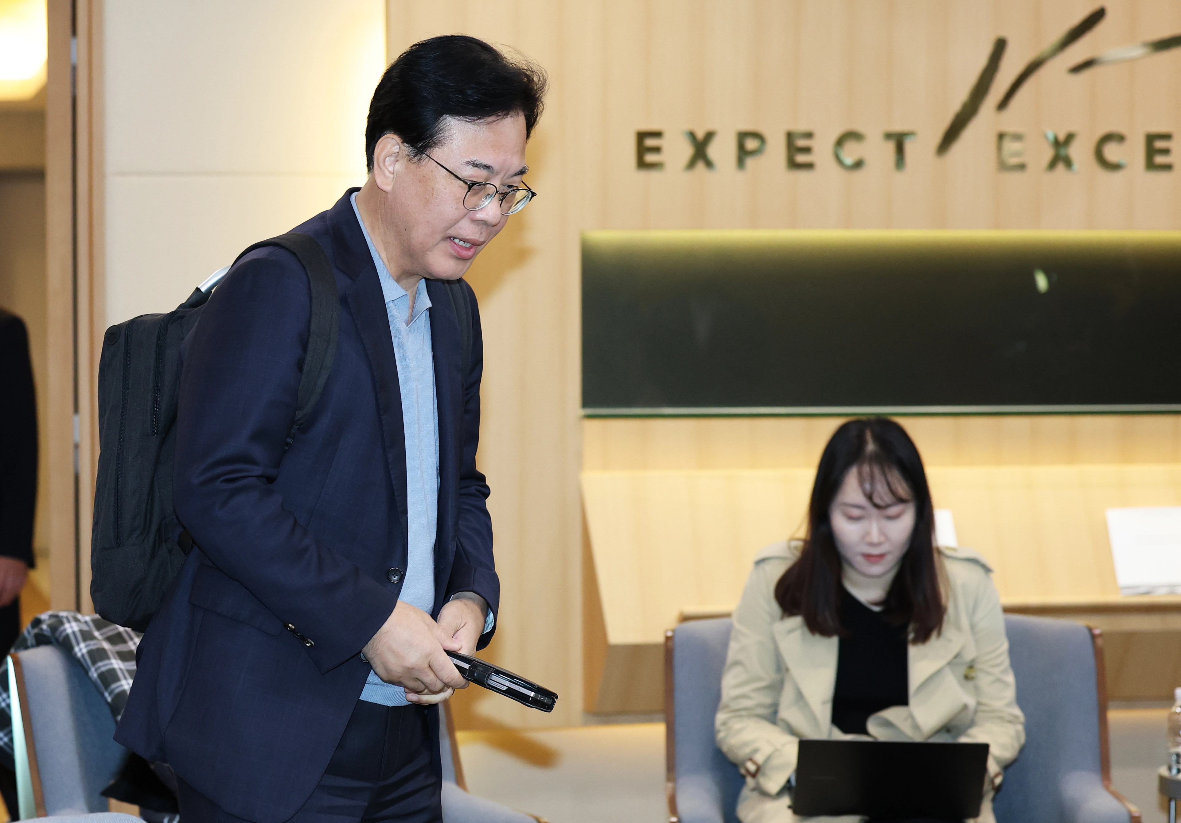 캄보디아 납치·감금 사태 관련 현장 국정감사를 마치고 돌아온 송언석 국민의힘 원내대표가 23일 오전 인천국제공항 제1터미널에서 열린 캄보디아 사태 관련 기자간담회에 참석하고 있다. 뉴스1