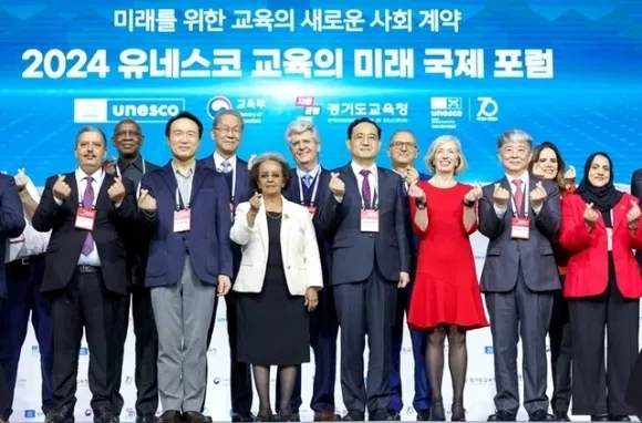 임 교육감(앞줄 왼쪽 두 번째)이 지난해 12월 살러워르크 저우데 전 에티오피아 대통령과 스테파니아 지아니니 유네스코 교육사무총장보 등 ‘2024 유네스코 교육의 미래 국제포럼’ 참석자들과 기념촬영을 하고 있는 모습.
경기도교육청 제공