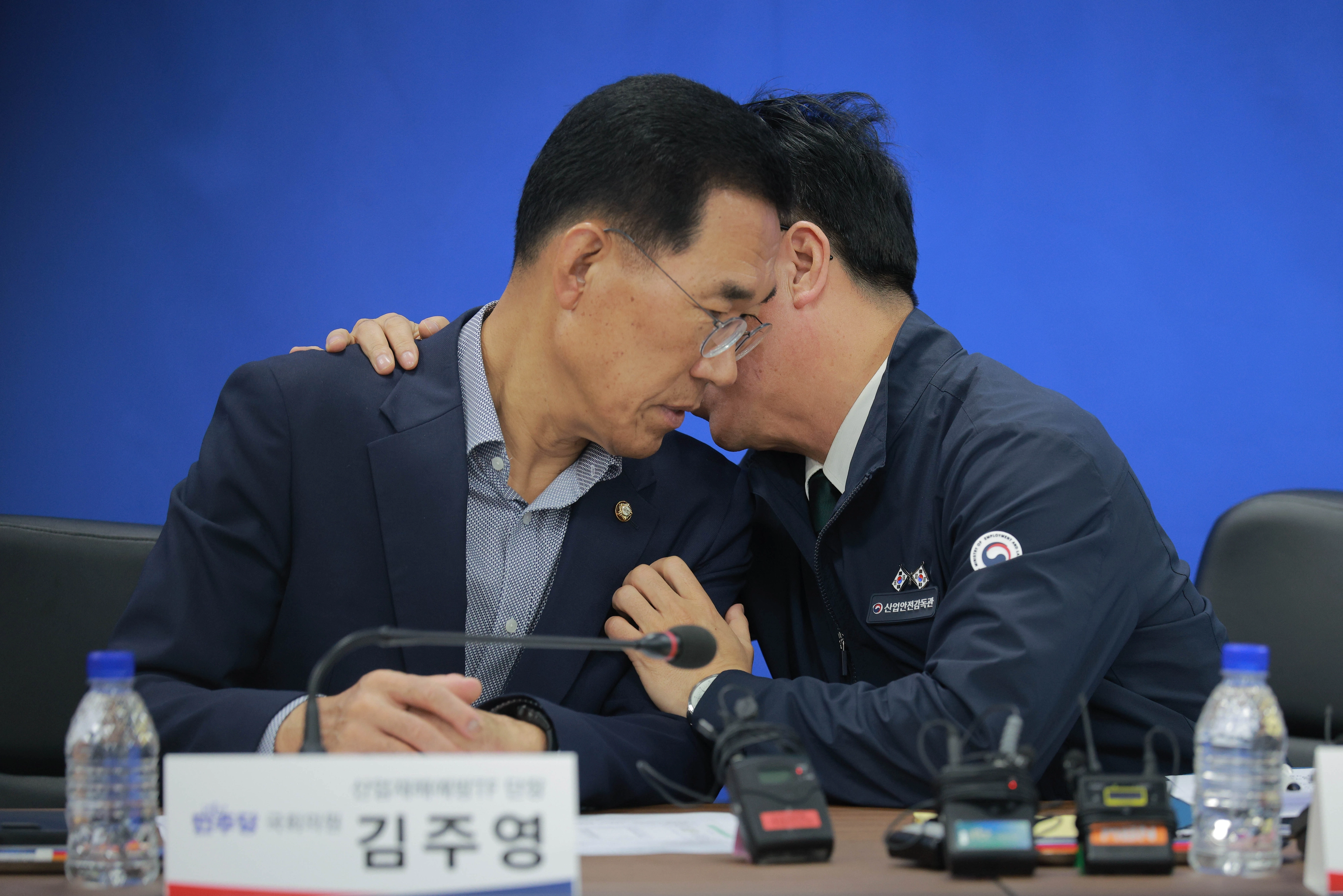 국회 기후에너지환경노동위원회 여당 간사인 김주영(왼쪽) 더불어민주당 의원이 지난 8월 서울 중구 직업능력심사평가원에서 열린 중대재해 근절을 위한 건설사 간담회에서 김영훈 고용노동부 장관과 대화하는 모습. 연합뉴스