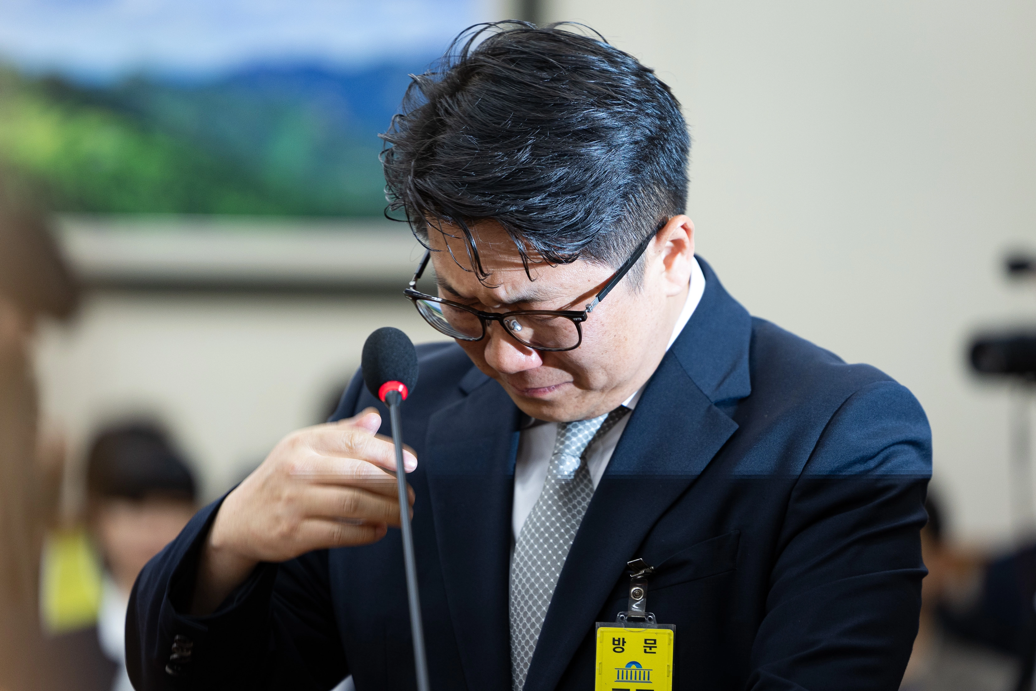 문지석 광주지검 부장검사가 지난 15일 국회에서 열린 기후에너지환경노동위원회 고용노동부 등에 대한 국정감사에 쿠팡CFS 퇴직금 미지급 검찰 수사 관련 참고인으로 출석해 의원 질의에 답변 중 울먹이고 있다. 뉴스1