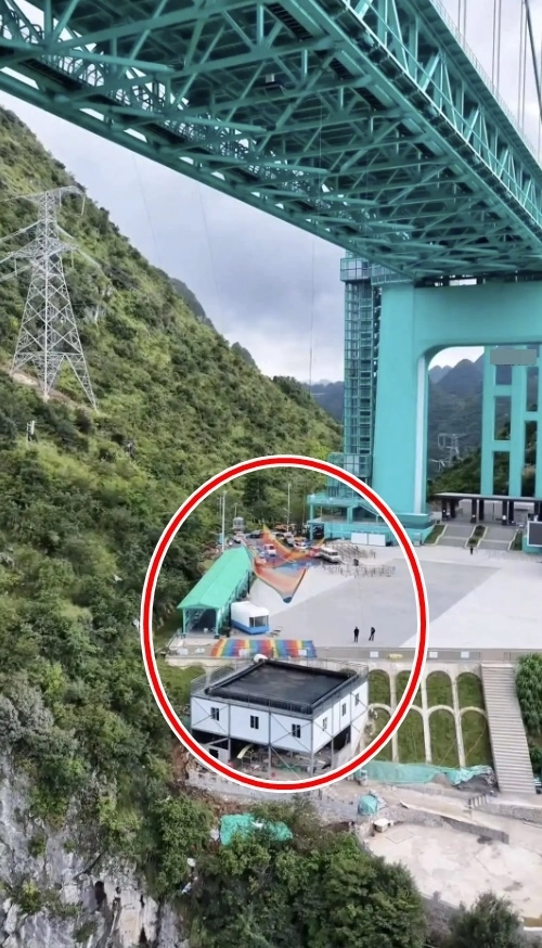 높이가 625m에 달하는 중국 구이저우성 화강협곡대교에 설치된 ‘줄 없는 번지점프’. 이용자가 몸에 로프를 달지 않고 20~50m 아래에 설치된 안전망에 뛰어내리는 구조이며, 바닥에는 에어매트가 설치돼 있다.(빨간색 원) 지난 22일 정식 운영을 시작할 예정이었으나 안전성 논란에 잠정 보류됐다. 자료 : 바이두