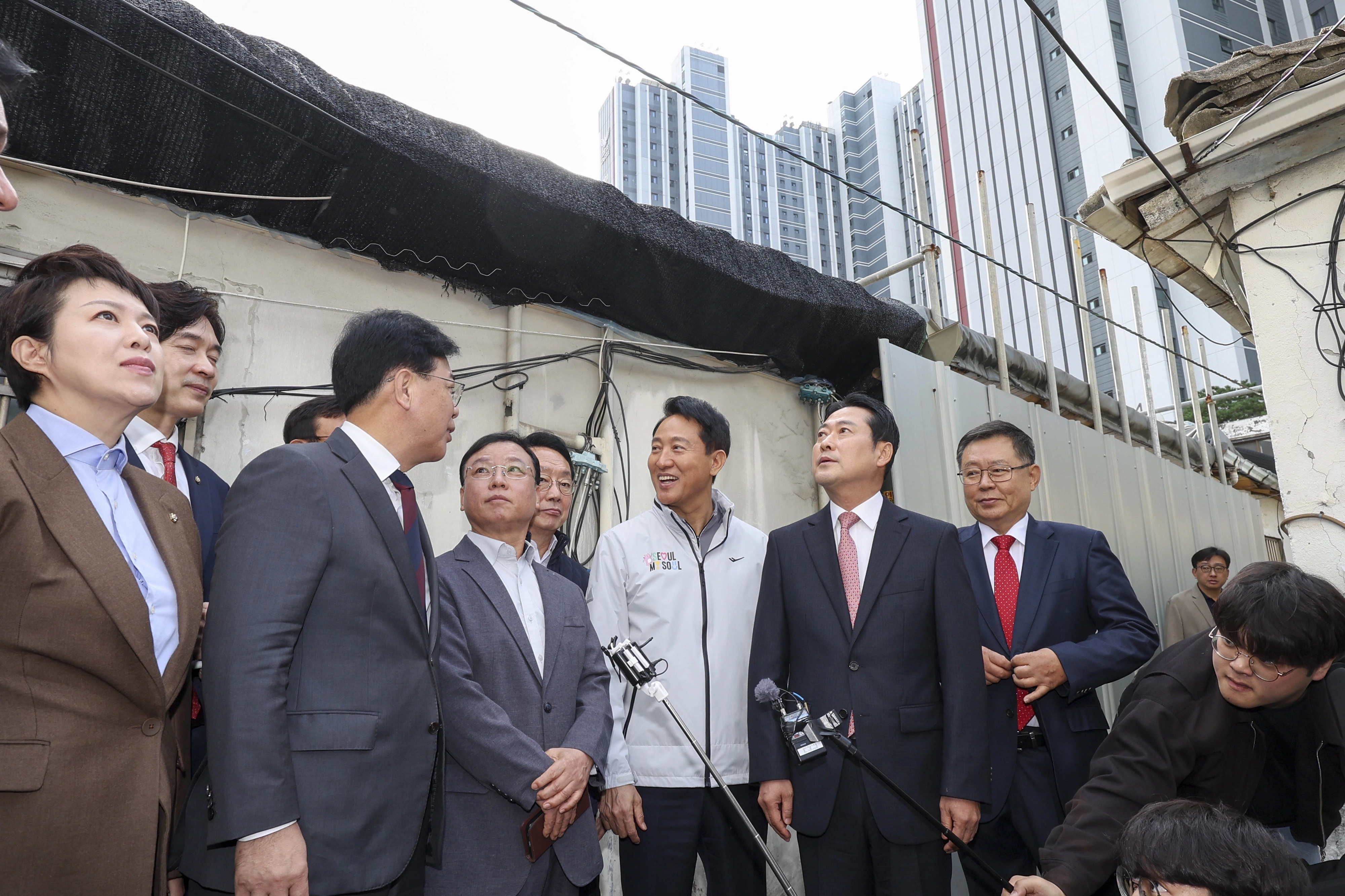 국민의힘 장동혁 대표와 송언석 국민의힘 원내대표, 오세훈 서울시장이 24일 서울 노원구 상계5 재정비촉진구역을 방문해 현장 점검을 하고 있다. 연합뉴스