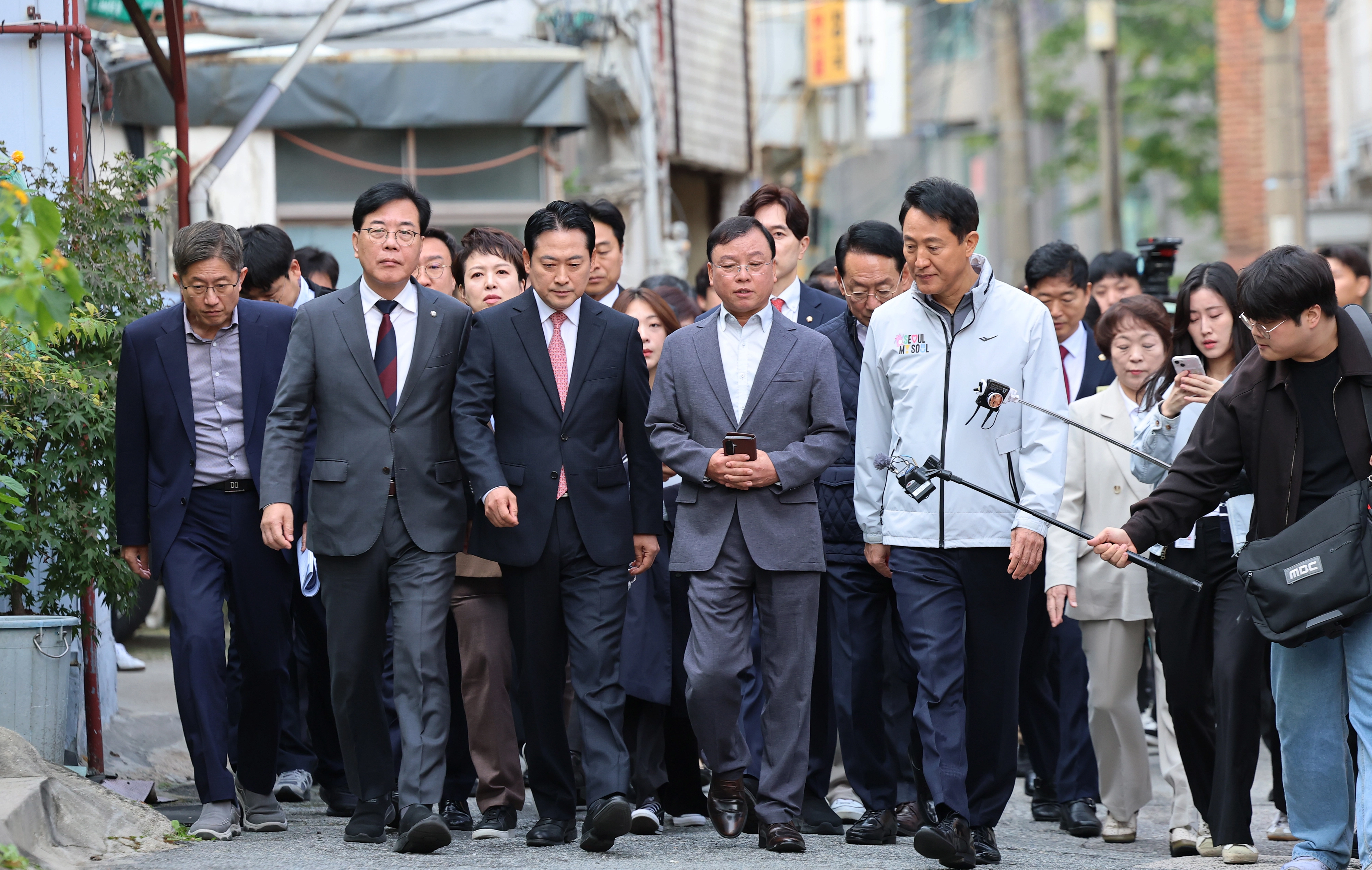 국민의힘 장동혁 대표와 송언석 국민의힘 원내대표, 오세훈 서울시장 등이 24일 서울 노원구 상계5 재정비촉진구역을 방문해 현장점검을 마치고 간담회장으로 향하고 있다. 연합뉴스