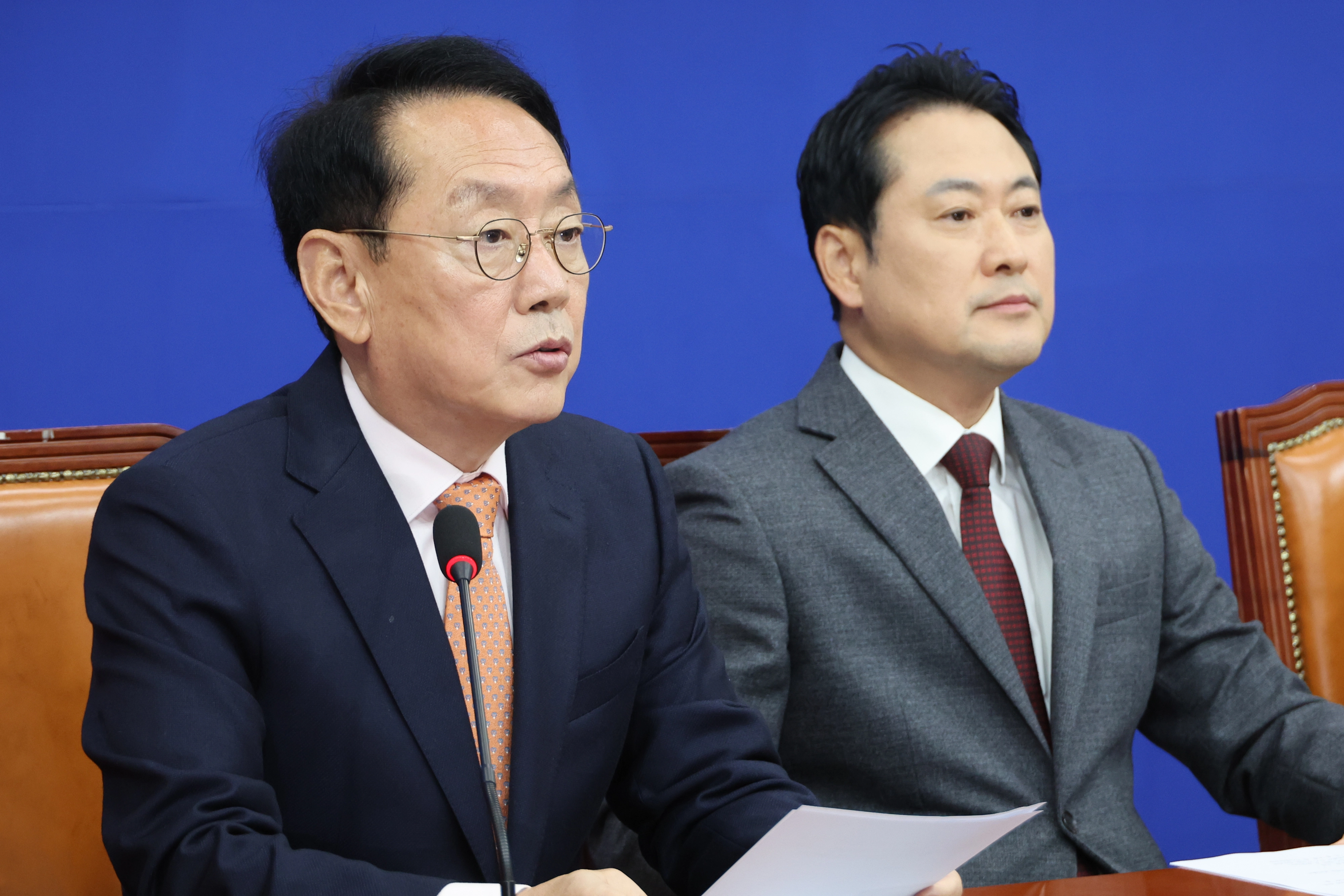 발언하는 김도읍 정책위의장  김도읍(왼쪽) 국민의힘 정책위의장이 지난 22일 서울 여의도 국회에서 열린 부동산 정책 정상화 특별위원회 첫 회의에서 발언하고 있다. 오른쪽은 장동혁 국민의힘 대표. 연합뉴스