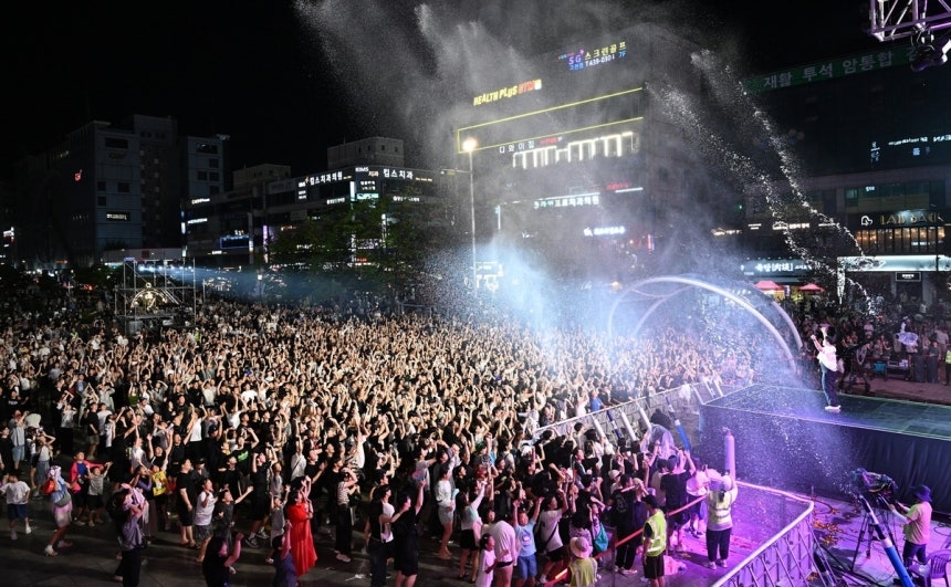 안산시가 개최한 물축제의 모습. 안산시 홈페이지 제공