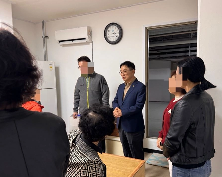 남서울힐스테이트 아파트 노동자 휴게공간 개선사업과 관련해 현장 점검에 나선 최기찬 의원