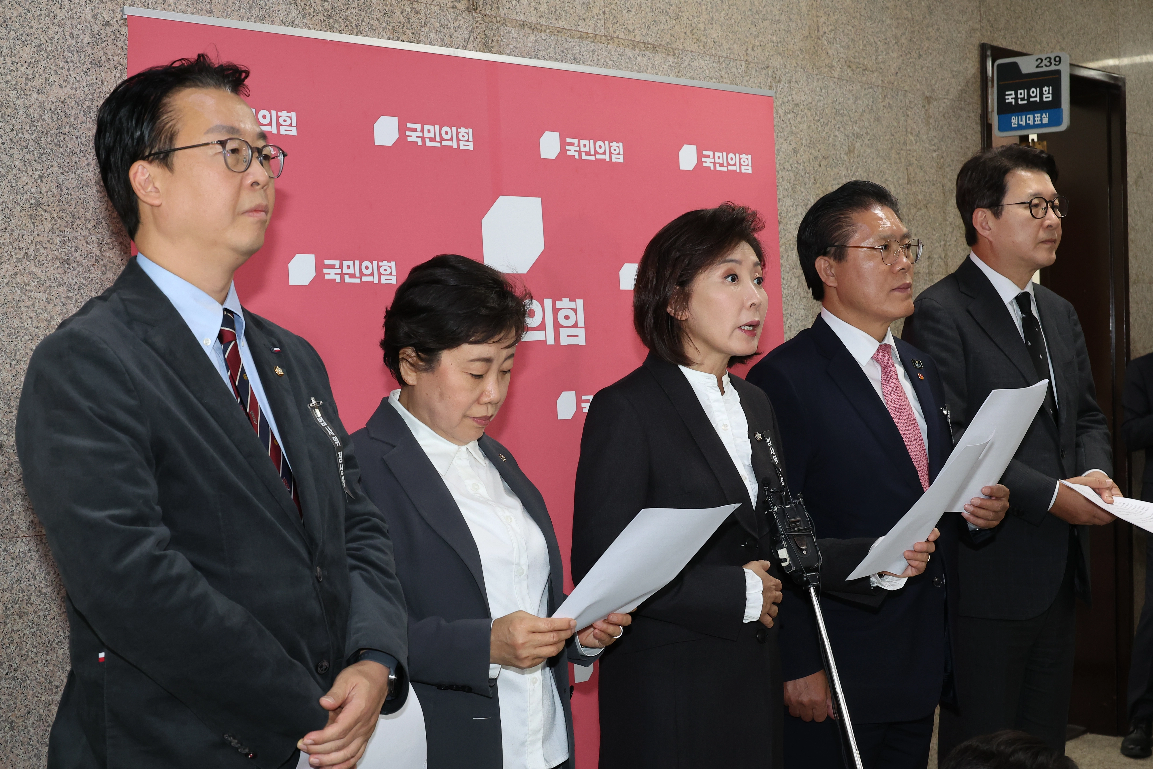 나경원 의원 등 국민의힘 법사위원들이 24일 서울 여의도 국회에서 법제처장 사퇴촉구 기자회견을 하고 있다. 연합뉴스