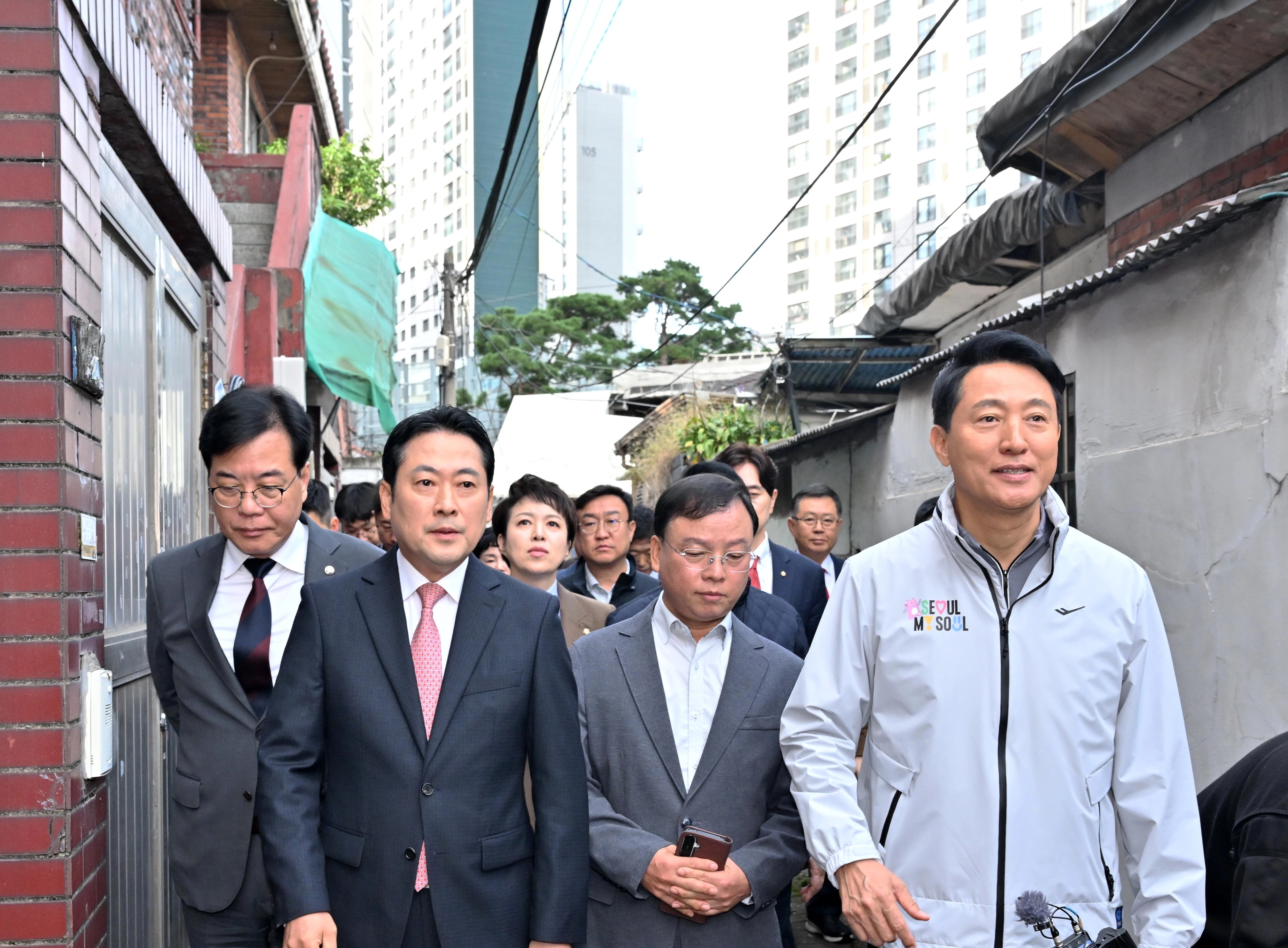 부동산 대책 현장회의 향하는 장동혁-송언석-오세훈  국민의힘 장동혁 대표와 송언석 원내대표(왼쪽), 오세훈 서울시장(오른쪽)이 24일 서울 노원구 상계동에서 열린 서울특별시 부동산 대책 현장회의를 하기 위해 이동하고 있다. 2025.10.24 공동취재