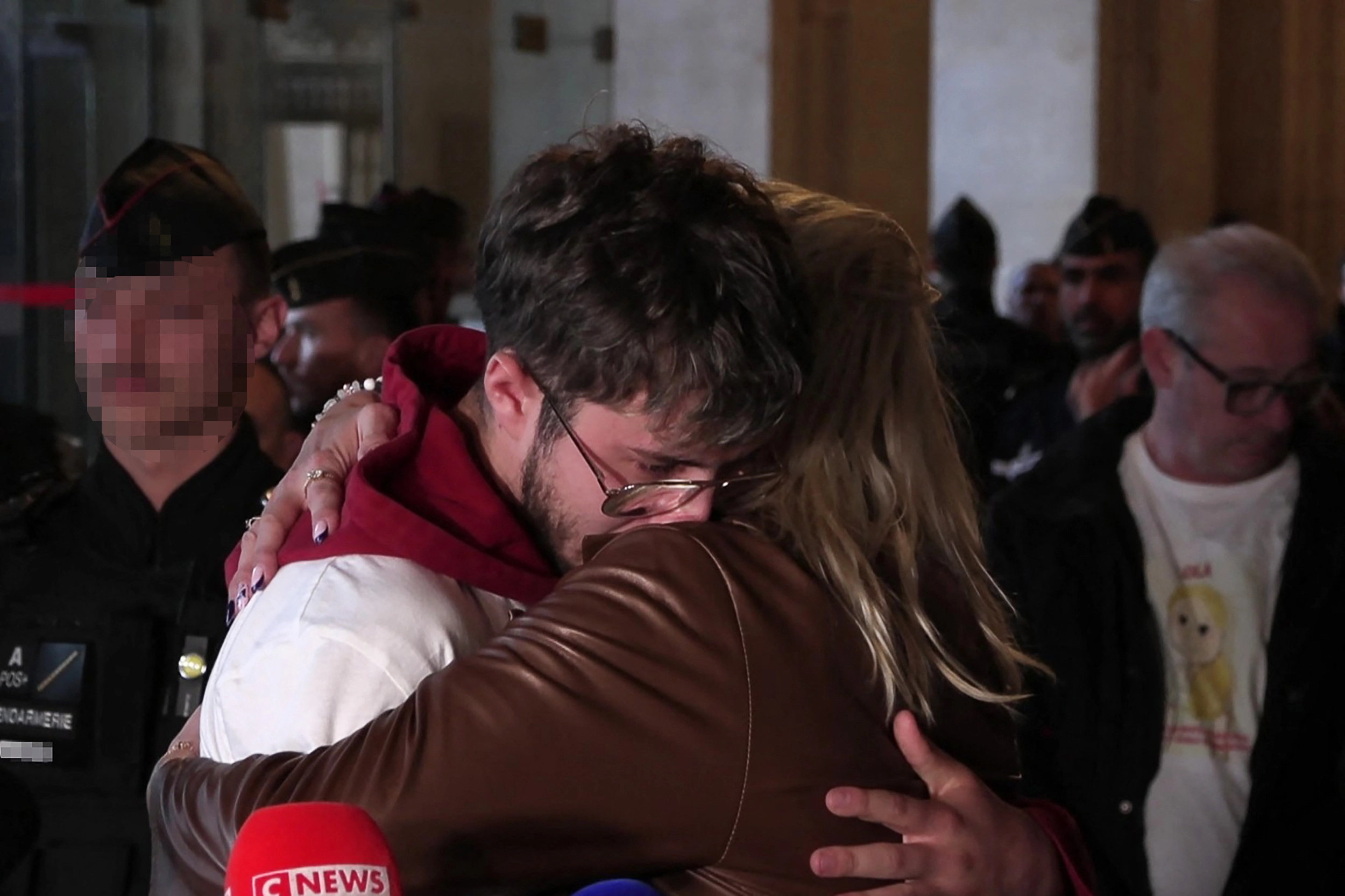 롤라 다비에의 어머니 델핀 다비에트(오른쪽)와 롤라의 동생 티보가 2022년 파리에서 롤라를 강간하고 고문하고 살해한 혐의로 기소된 다비아 벤키레드가 조기 석방될 가능성 없이 종신형을 선고받은 후, 파리 법원 밖에서 언론과 대화를 나누며 포옹하는 모습. 2025.10.25 AFP 연합뉴스