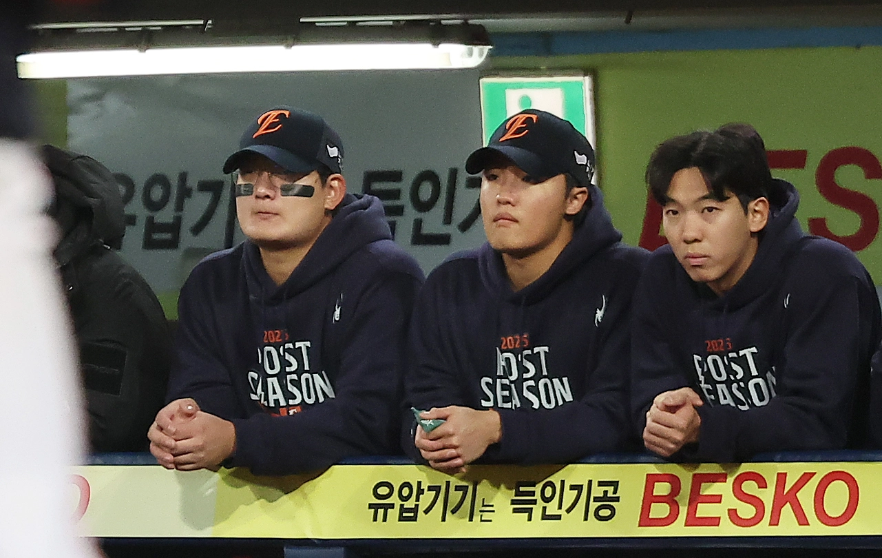 한화 이글스 김서현, 정우주, 황준서가 22일 대구 삼성라이온즈파크에서 열린 2025 KBO 플레이오프 4차전 삼성 라이온즈와의 원정 경기 동료들을 바라바고 있다. 대구 뉴스1