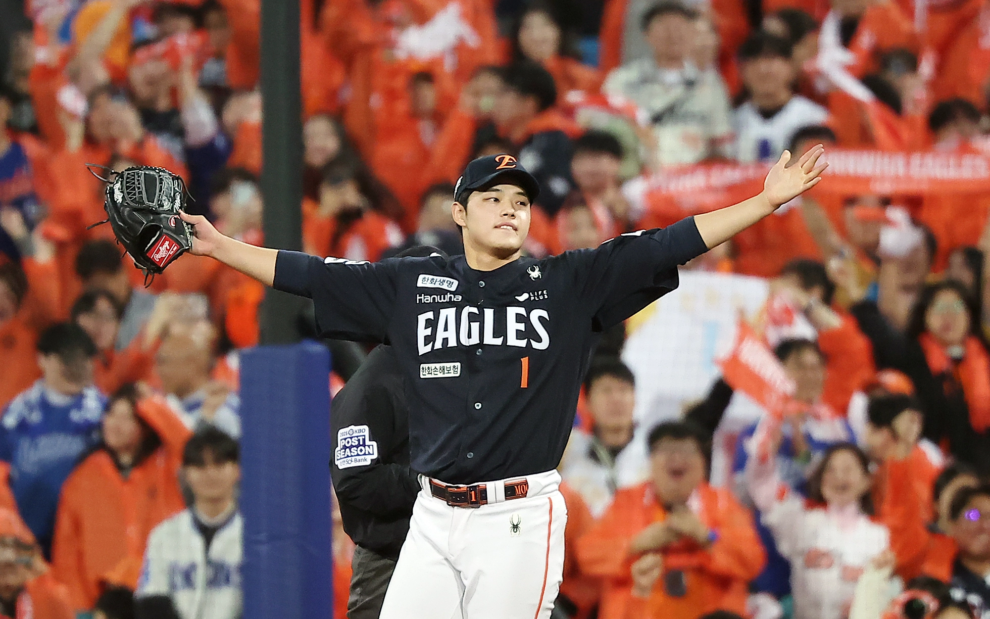 한화 이글스 문동주가 21일 대구삼성라이온즈파크에서 열린 2025 KBO 플레이오프 3차전 삼성 라이온즈와의 원정 경기에서 승리한 뒤 기뻐하고 있다. 대구 뉴스1