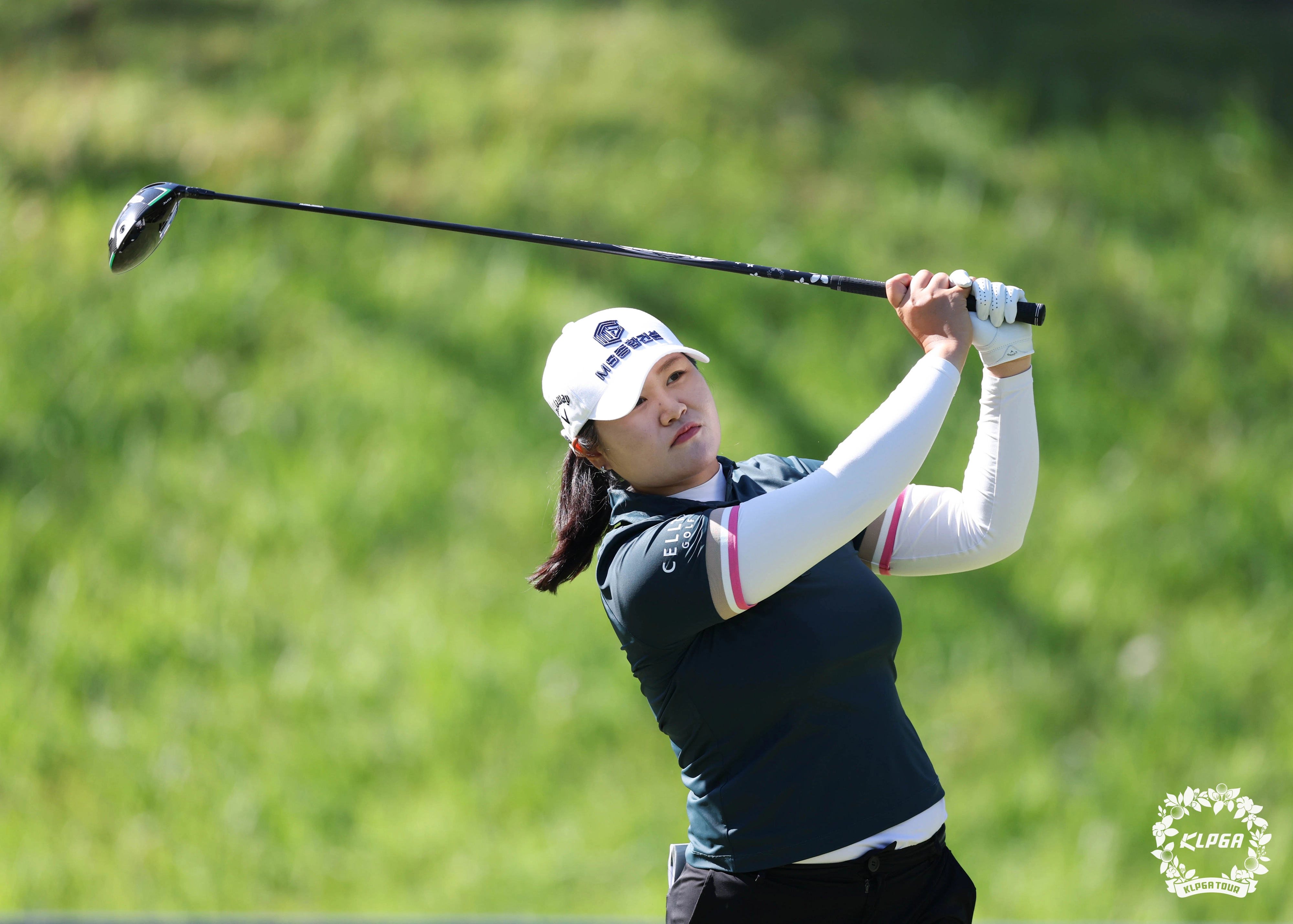 티샷하는 강가율  24일 전남 나주 해피니스CC에서 열린 광남일보 해피니스오픈 1라운드 1번홀에서 강가율이 티샷을 하고 있다. (사진=KLPGA 제공)