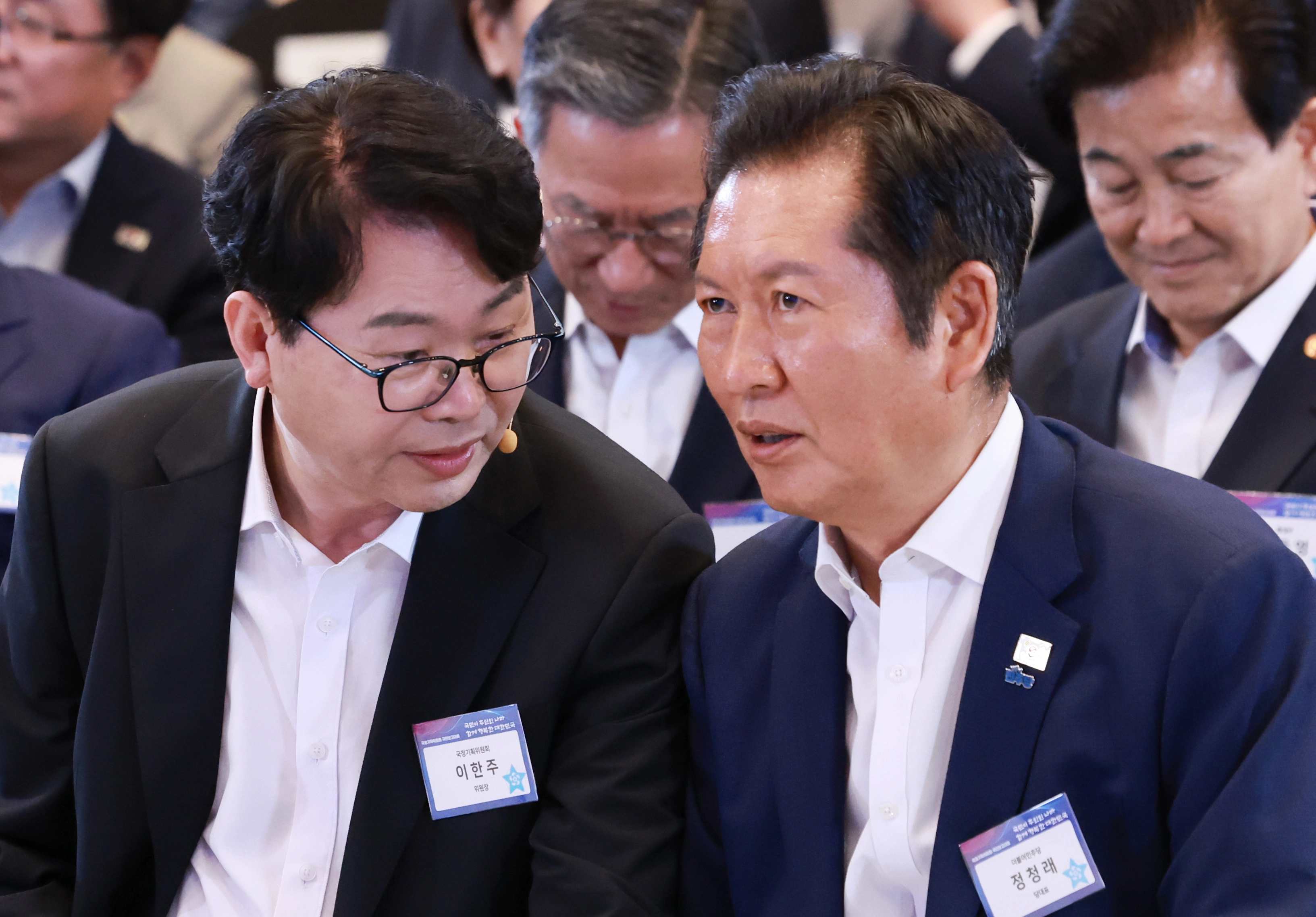 이한주(왼쪽) 더불어민주당 민주연구원장과 정청래 민주당 대표. 사진은 지난 8월 국정기획위원장을 맡았던 이 원장이 국정기획위 국민보고대회에 참석해 정 대표와 대화하는 모습.  연합뉴스