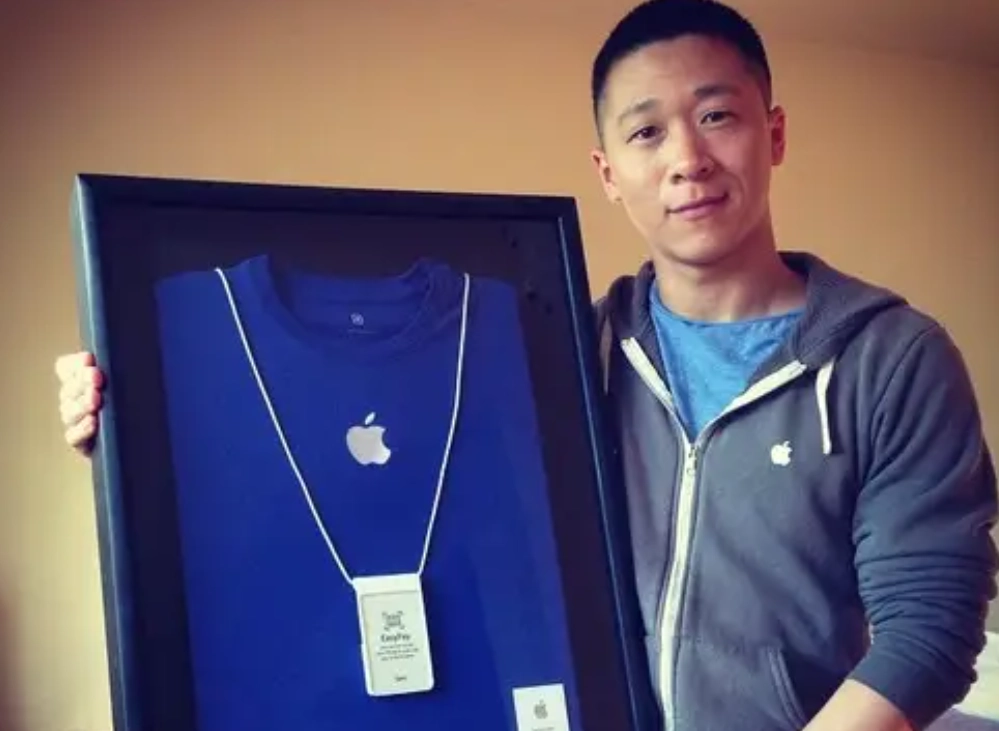 애플스토어에서 ‘샘성’(Sam Sung)이라는 이름으로 근무해 화제가 됐던 30대 남성이 결국 개명한 것으로 알려졌다. 그는 현재 퇴사 후 채용 컨설턴트로 일하고 있다고 한다. 샘 스트루안 제공