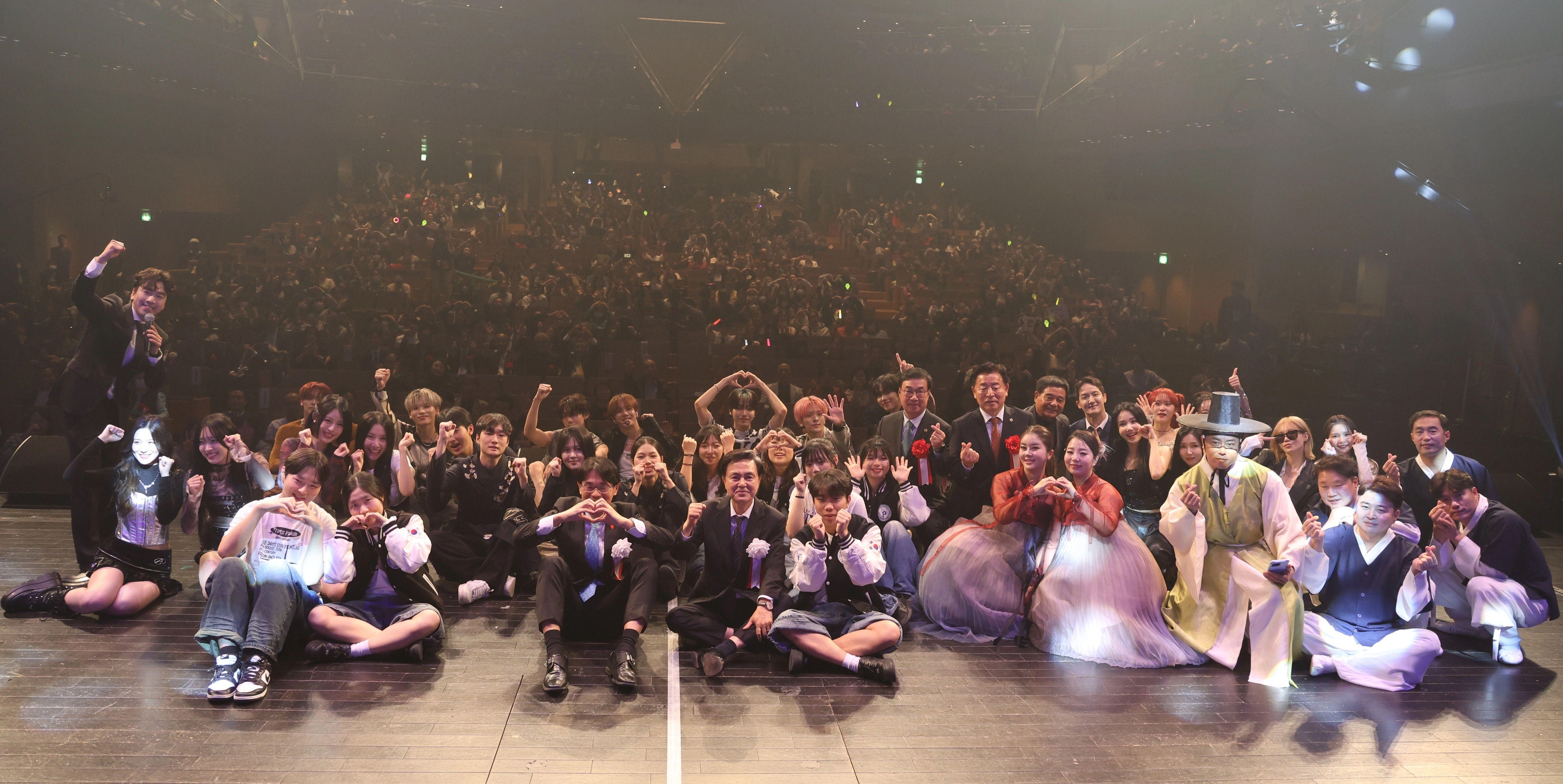 일본 나라현 ‘나라 100년 회관’에서 ‘비욘드 더 네이션(Beyound the Nation)’ 문화교류 공연후 기념 촬영을 하고 있다. 도 제공