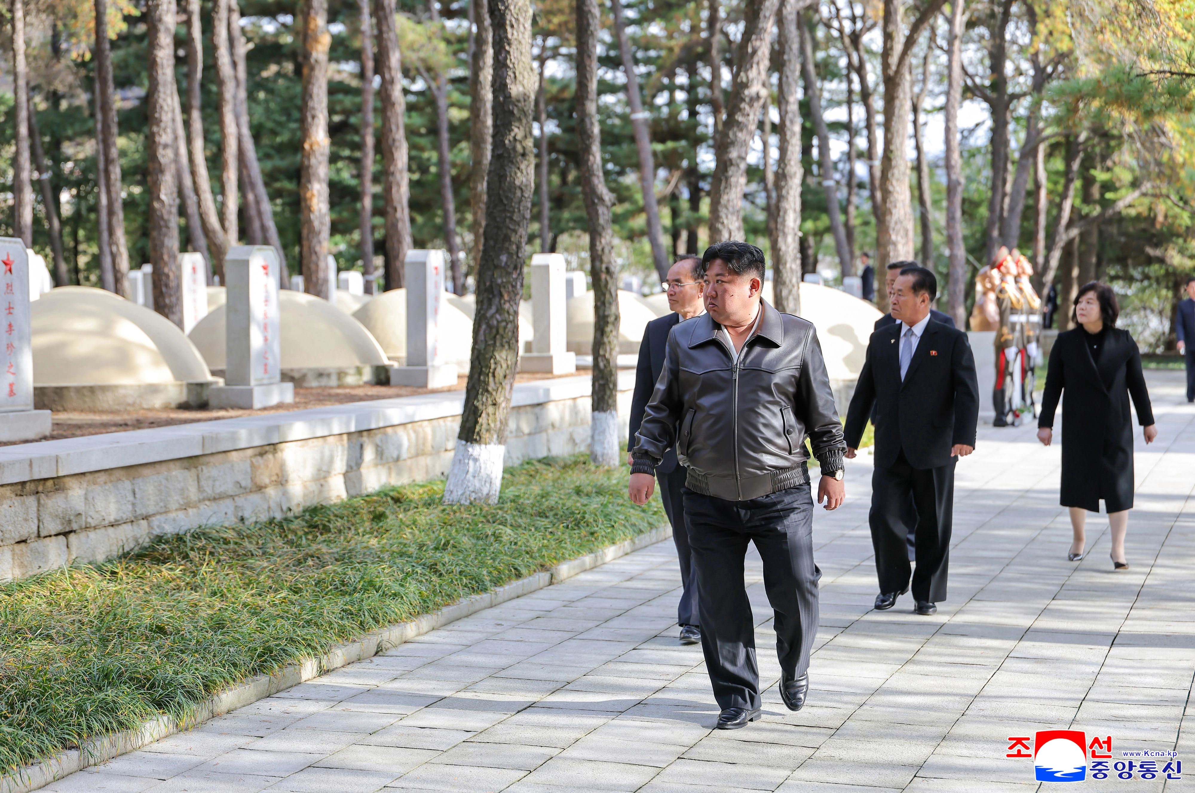 김정은 북한 국무위원장이 중국군의 6·25전쟁 참전 75주년 기념일(10월 25일)을 앞둔 지난 24일 평안남도 회창군 중국인민지원군 열사능원을 둘러보는 모습.
평양 조선중앙통신 연합뉴스